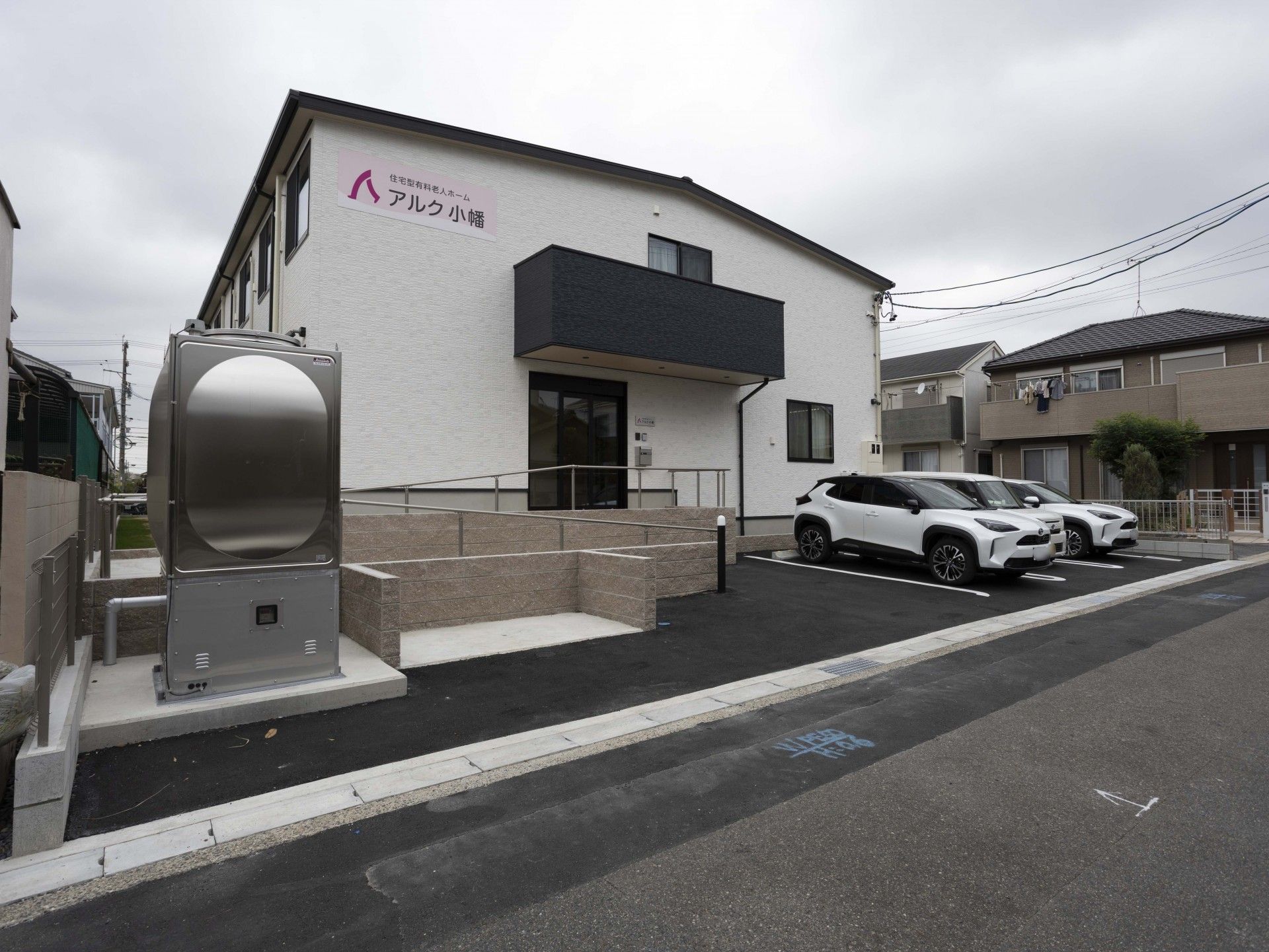 駐車場のある建物外観