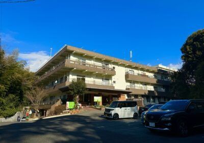 青空の下の建物外観