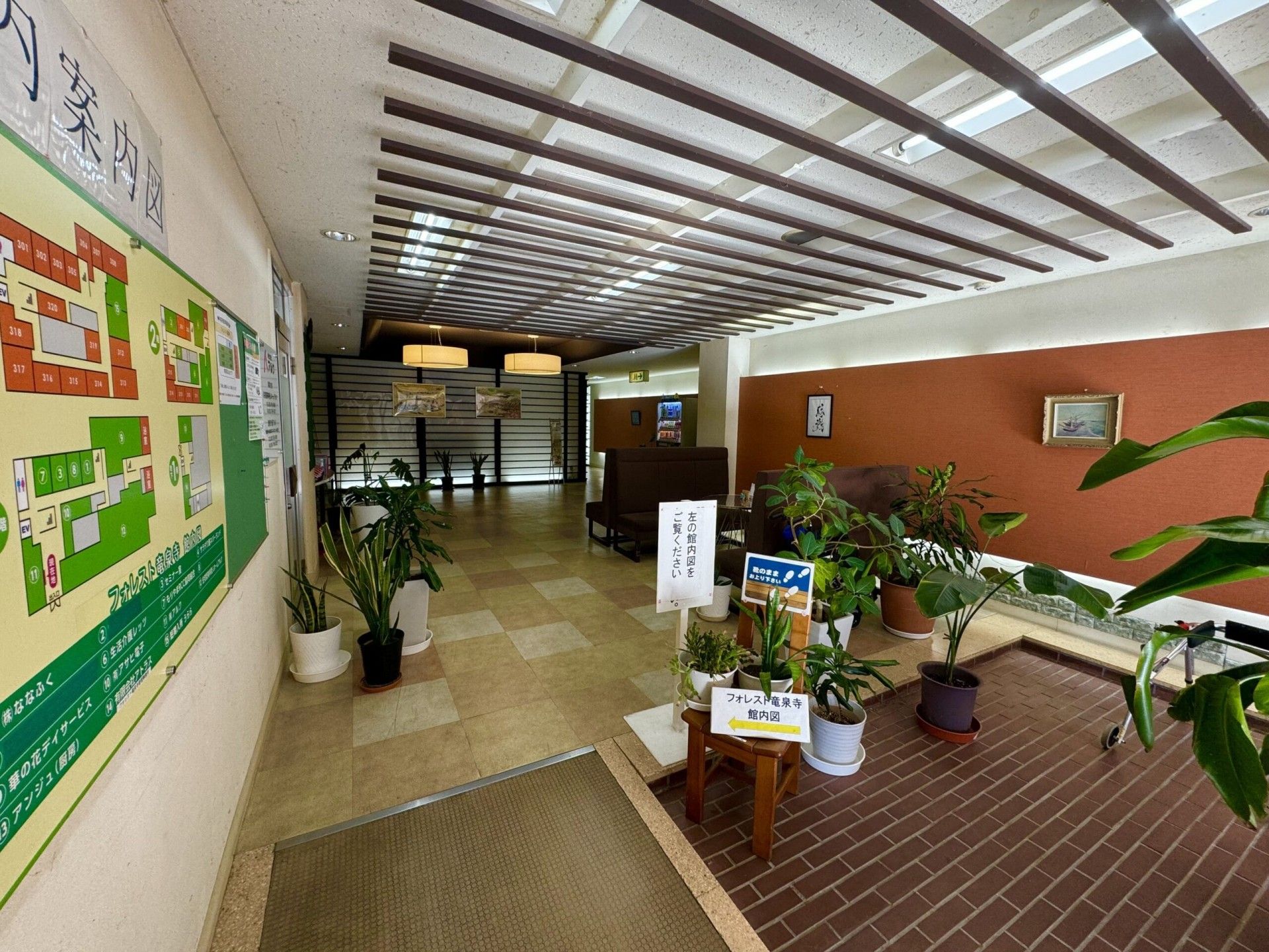 案内図と植物のある廊下