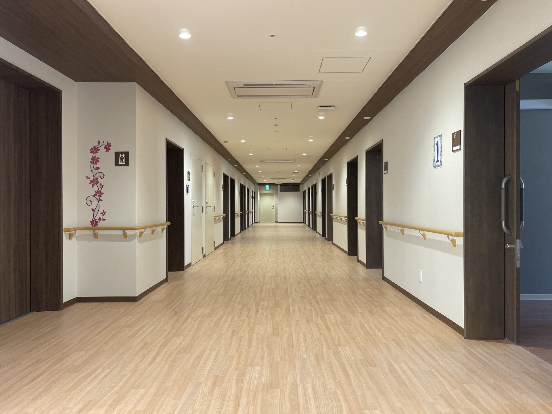 手すり付きの長い廊下