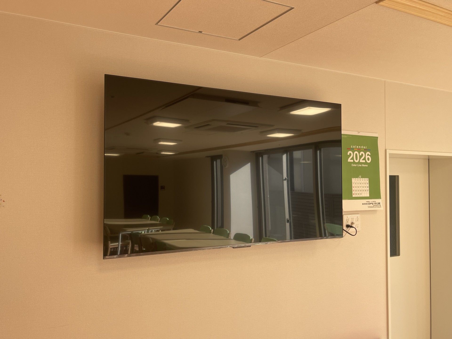 壁掛けテレビとカレンダー