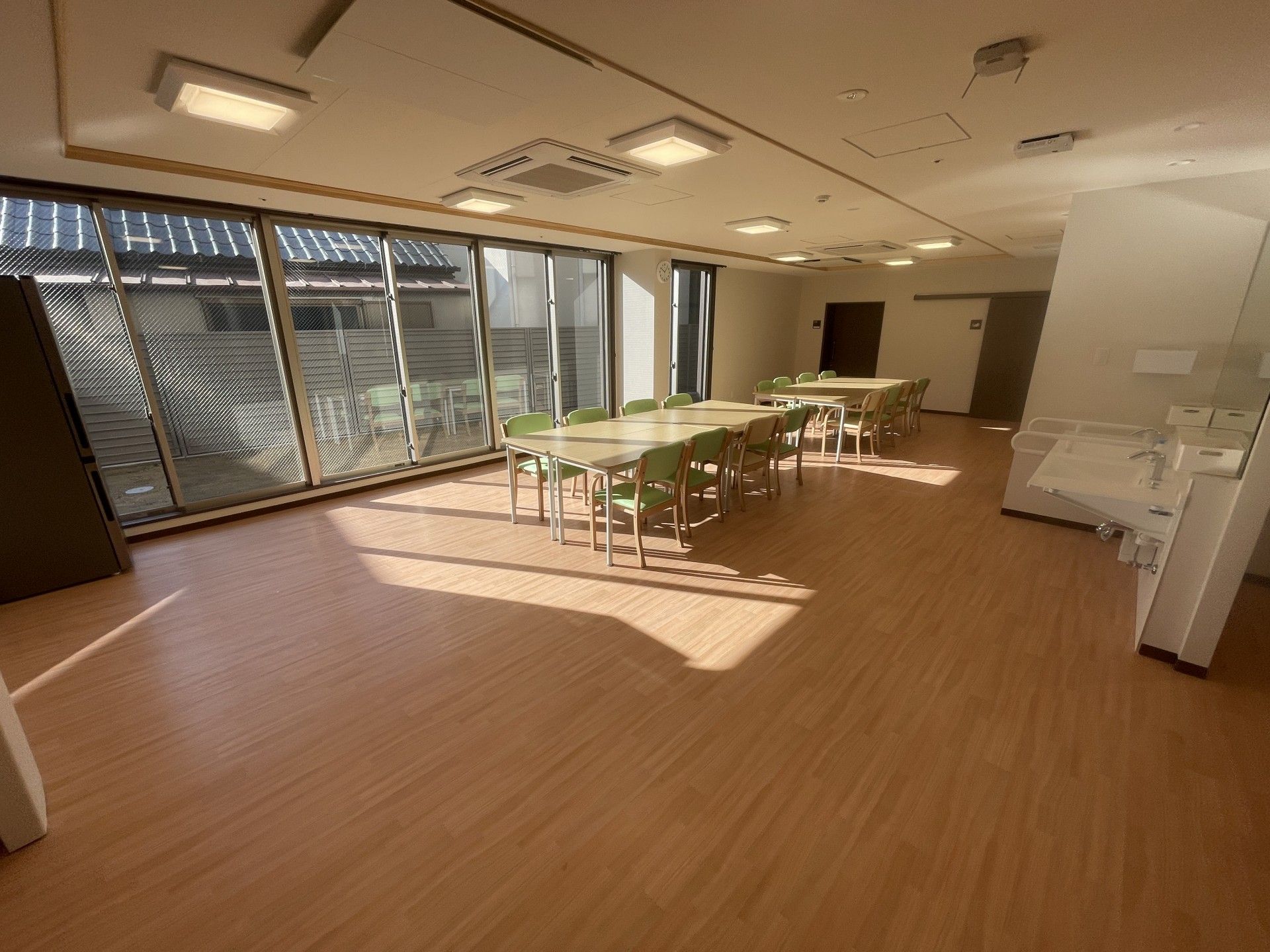 日差しが差し込む広間