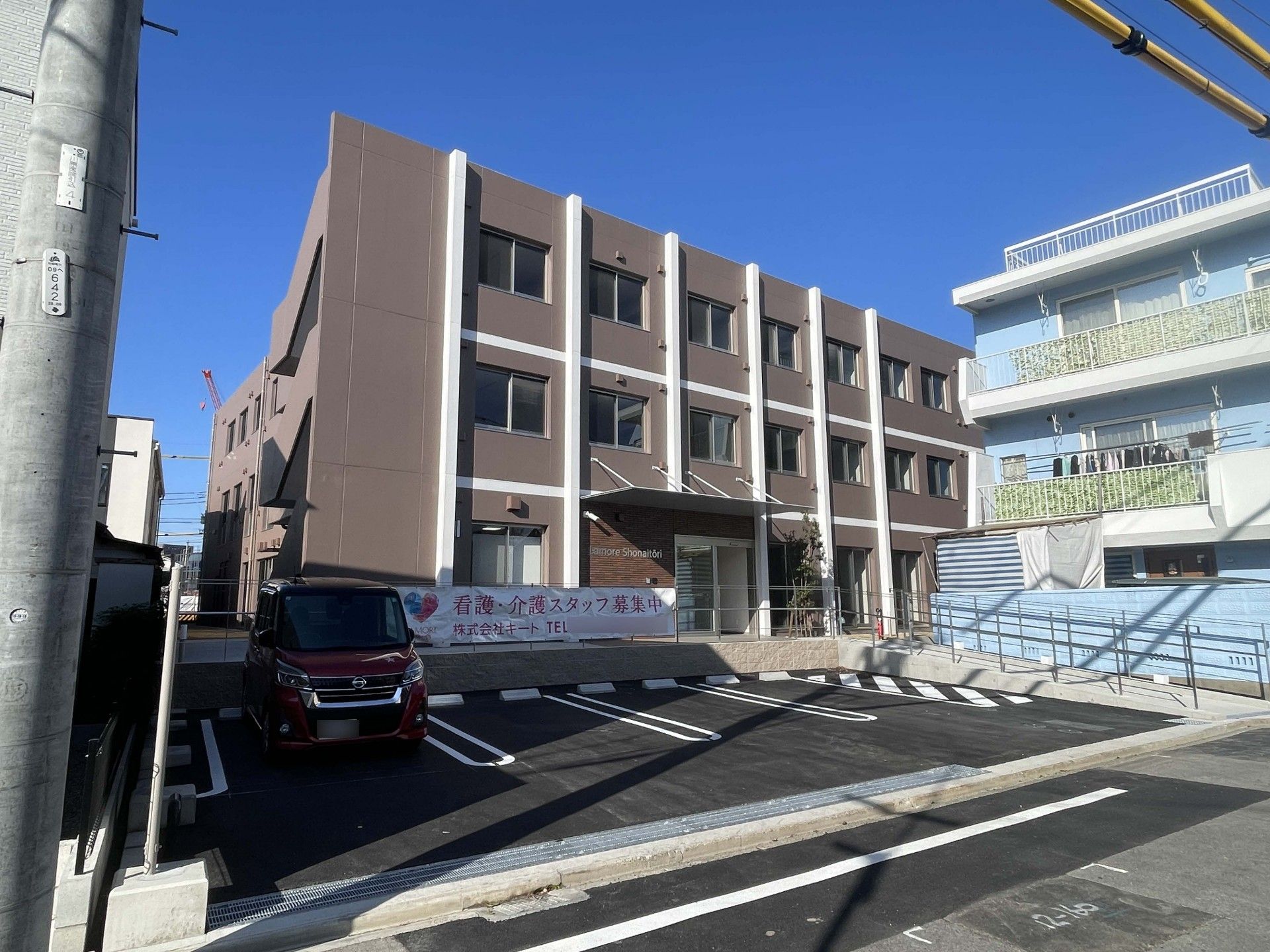 駐車場のある建物外観