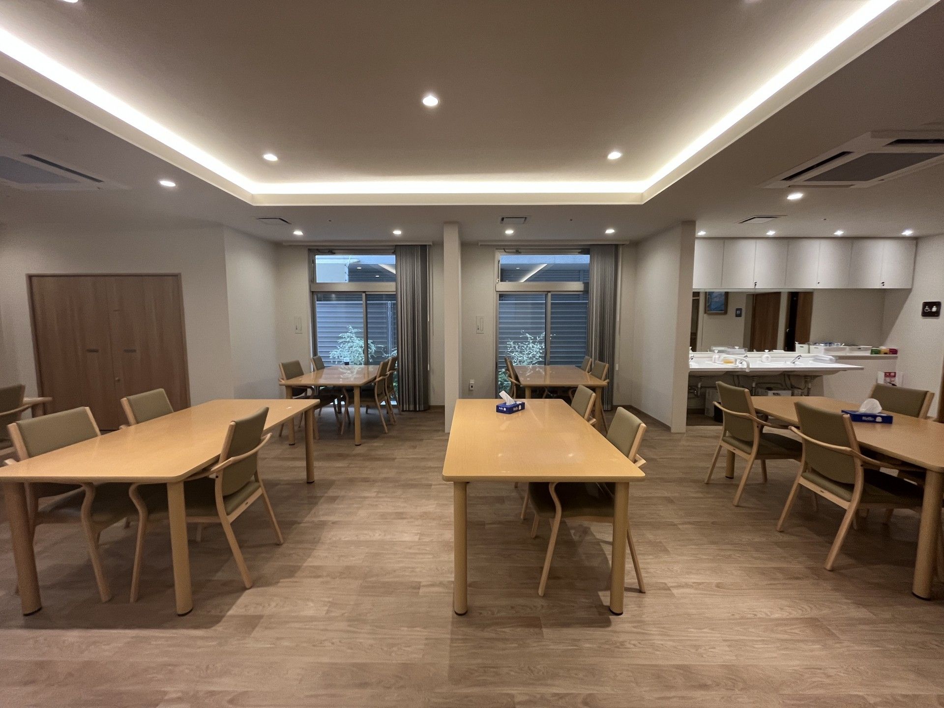 落ち着いた雰囲気の食事スペース