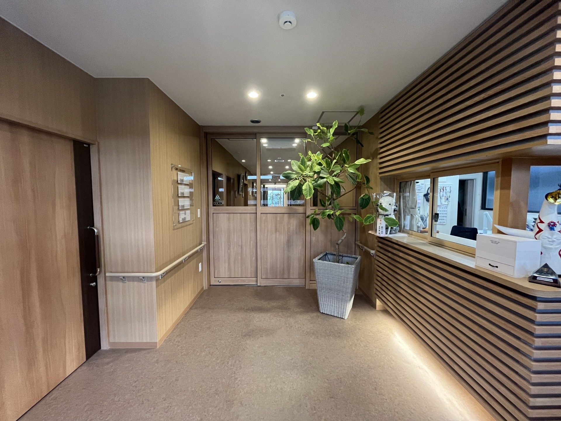 落ち着いた雰囲気の廊下