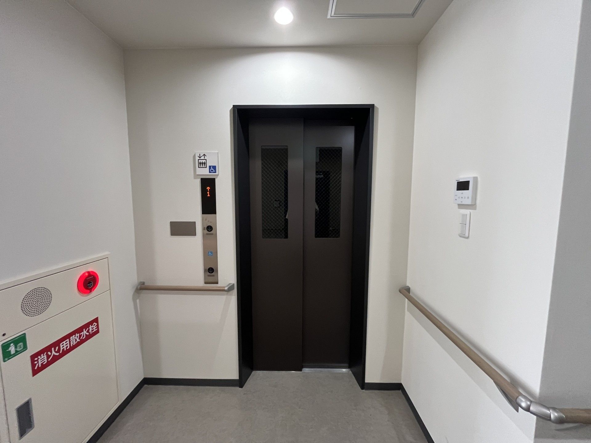 安全なエレベーター前