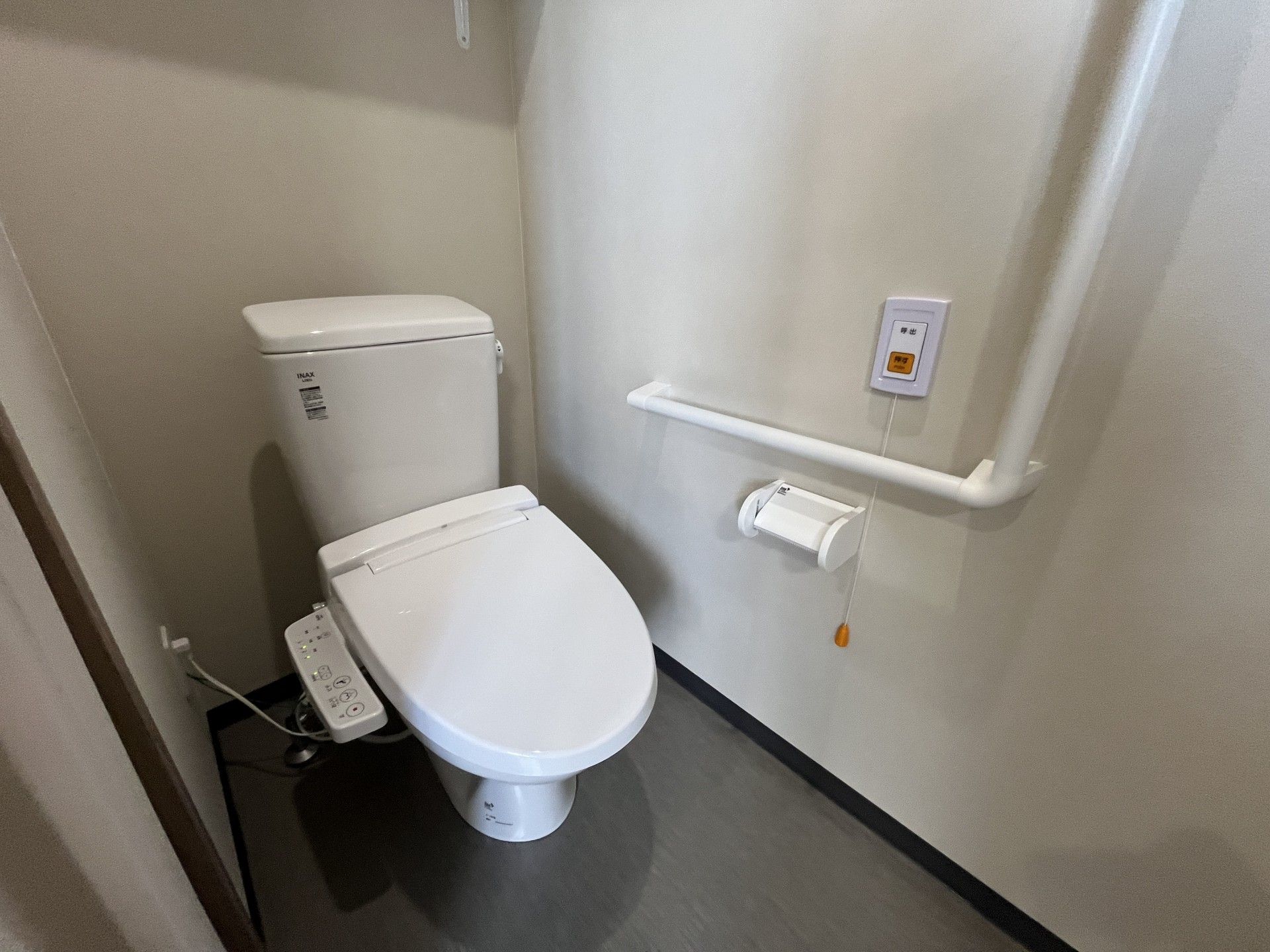 手すり付きのトイレ