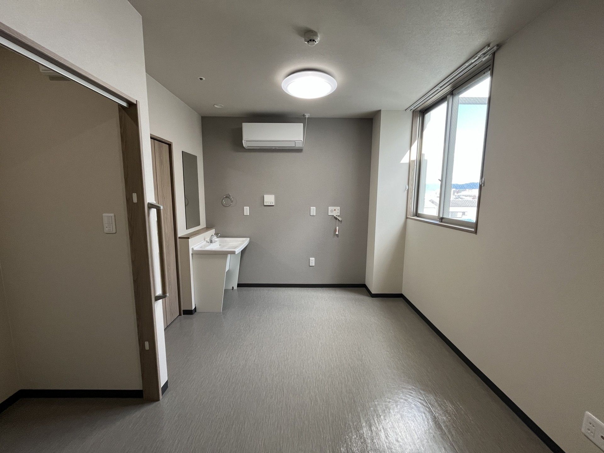 明るい個室の一角