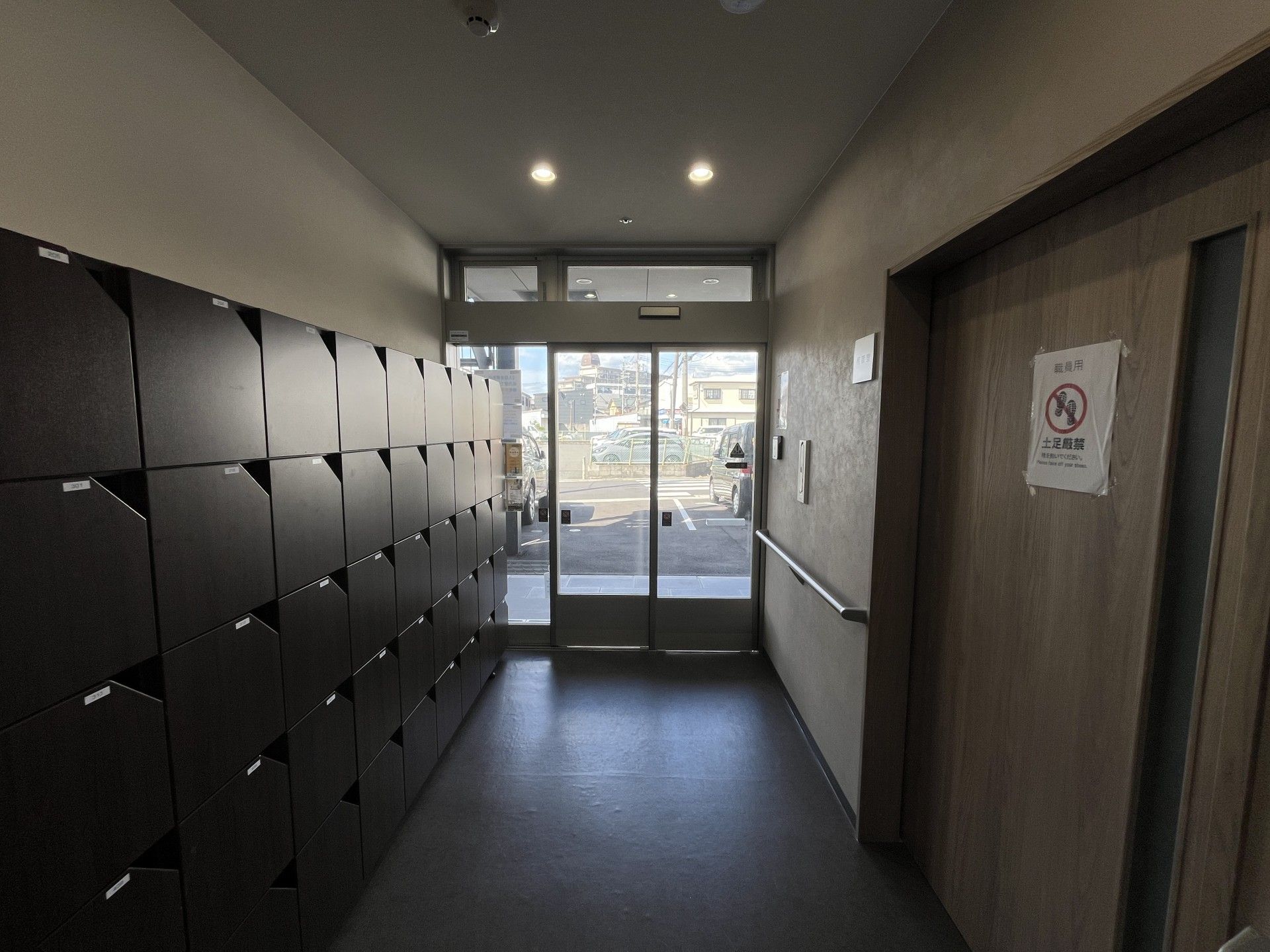 靴箱と出入口の通路