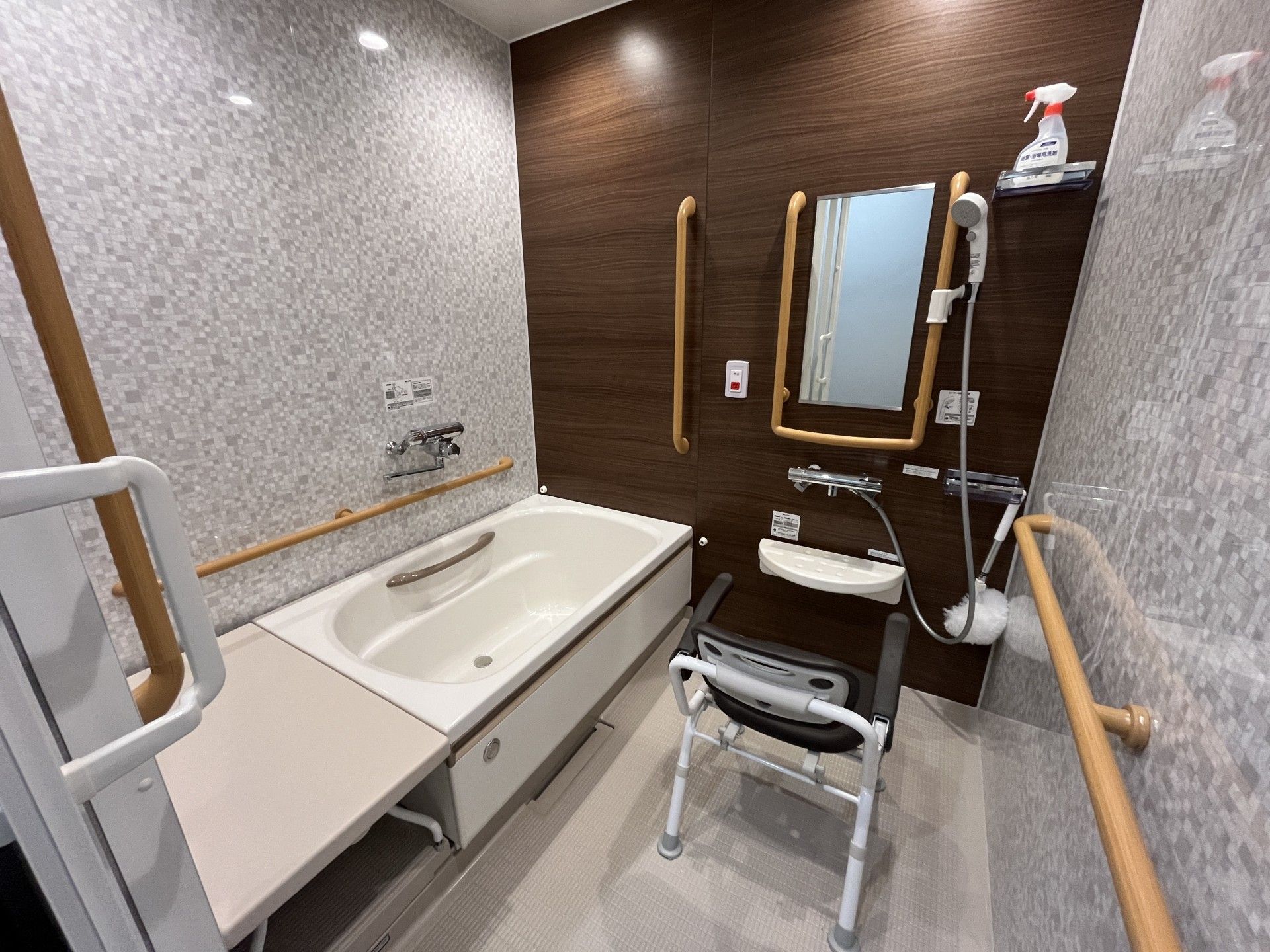 手すり付きの浴室