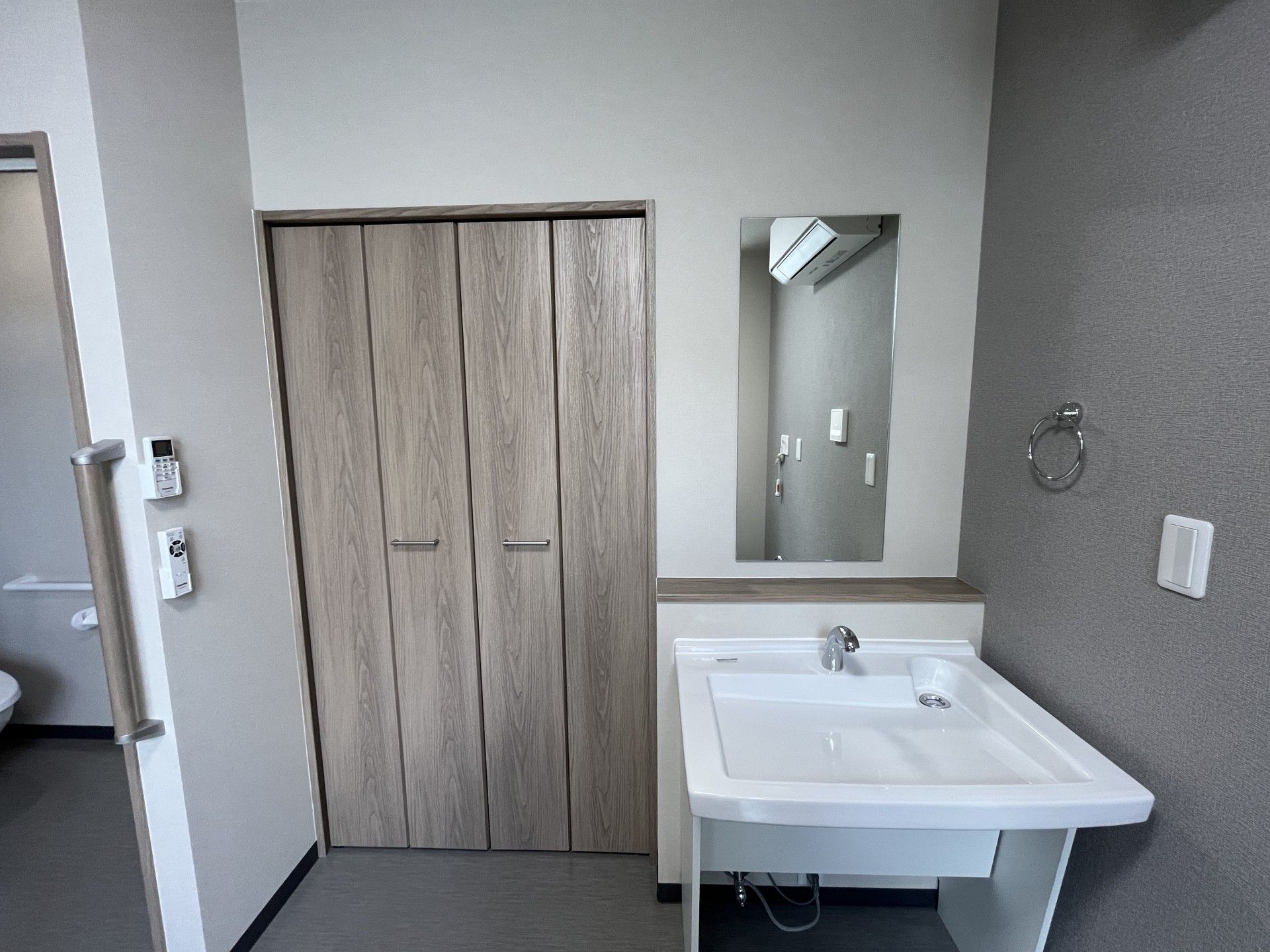 洗面台と収納のある空間