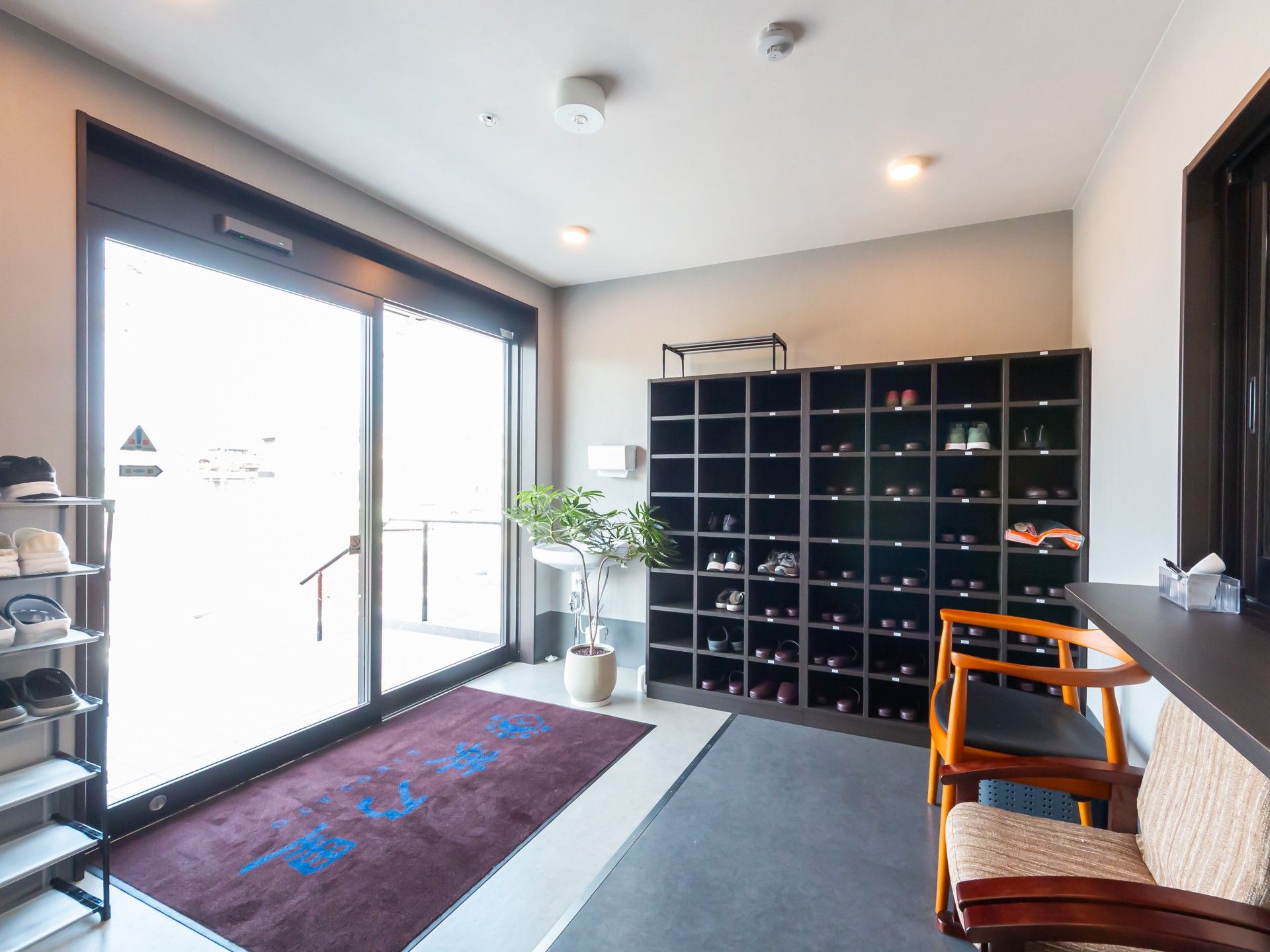 明るい玄関の様子