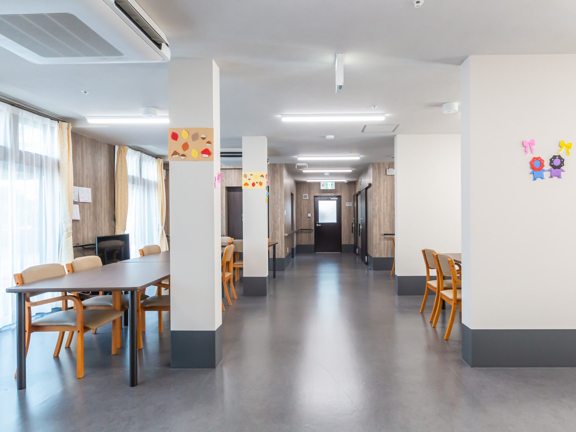 明るい廊下とテーブル