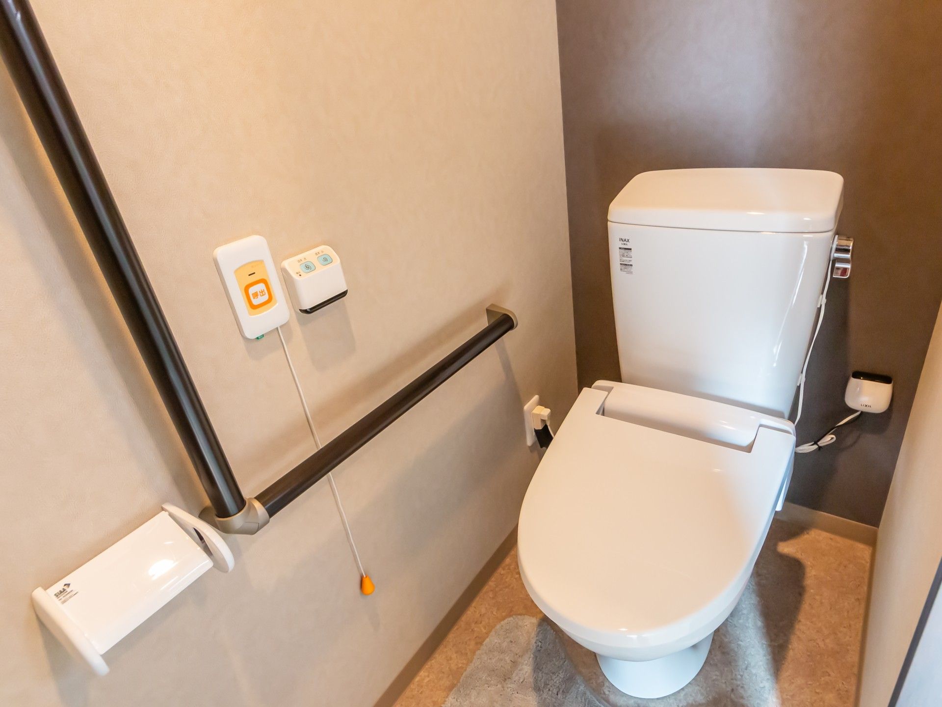 手すり付きのトイレ