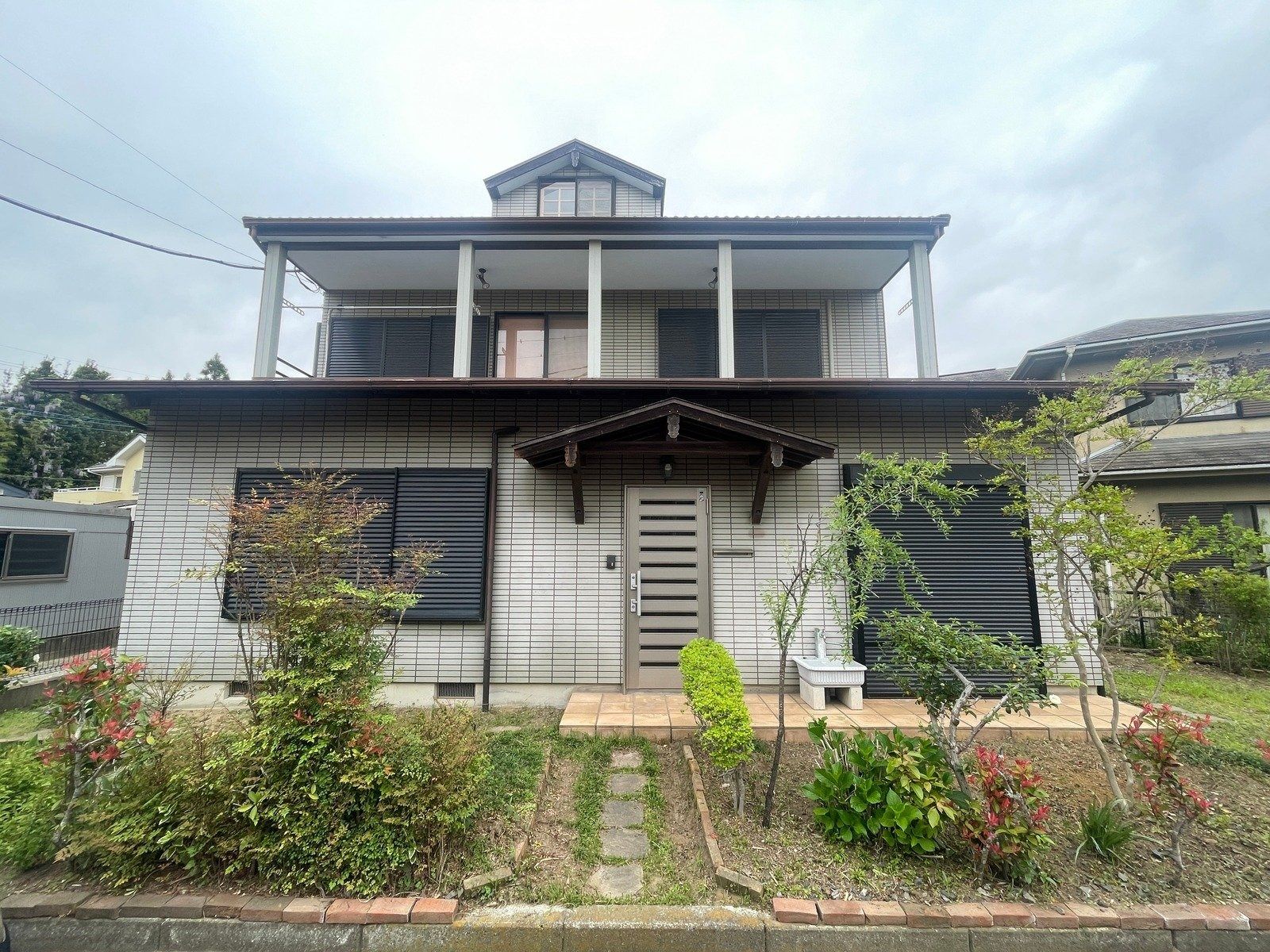 緑に囲まれた建物の外観
