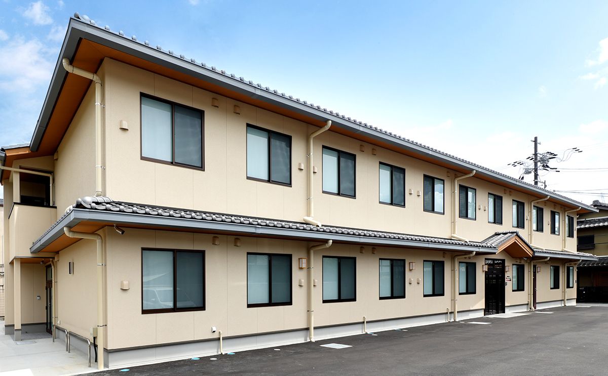 落ち着いた外観の建物