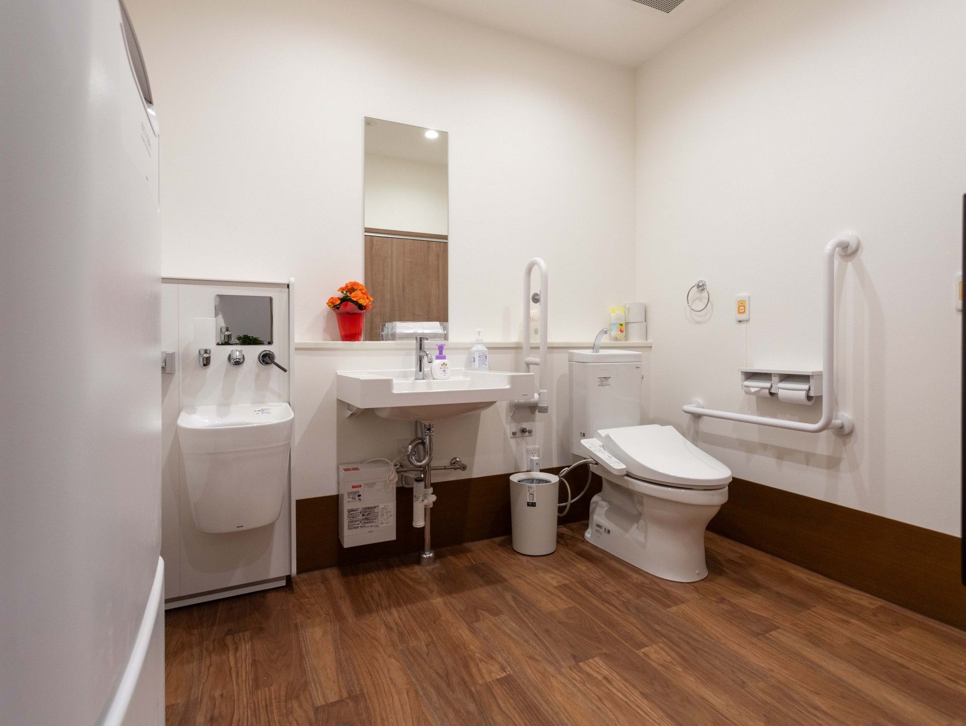 手すり付きの清潔なトイレ