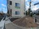 交差点に面した建物の外観