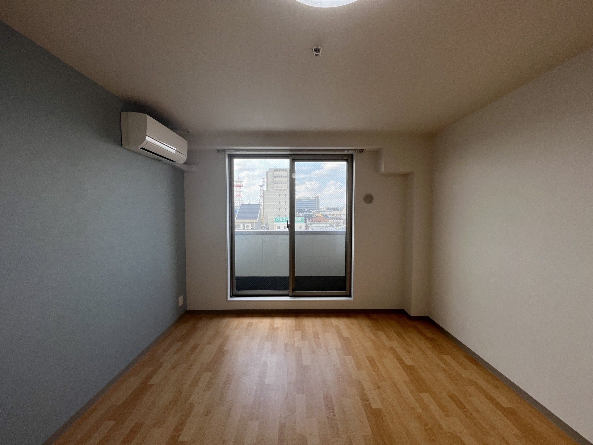窓のある明るい部屋