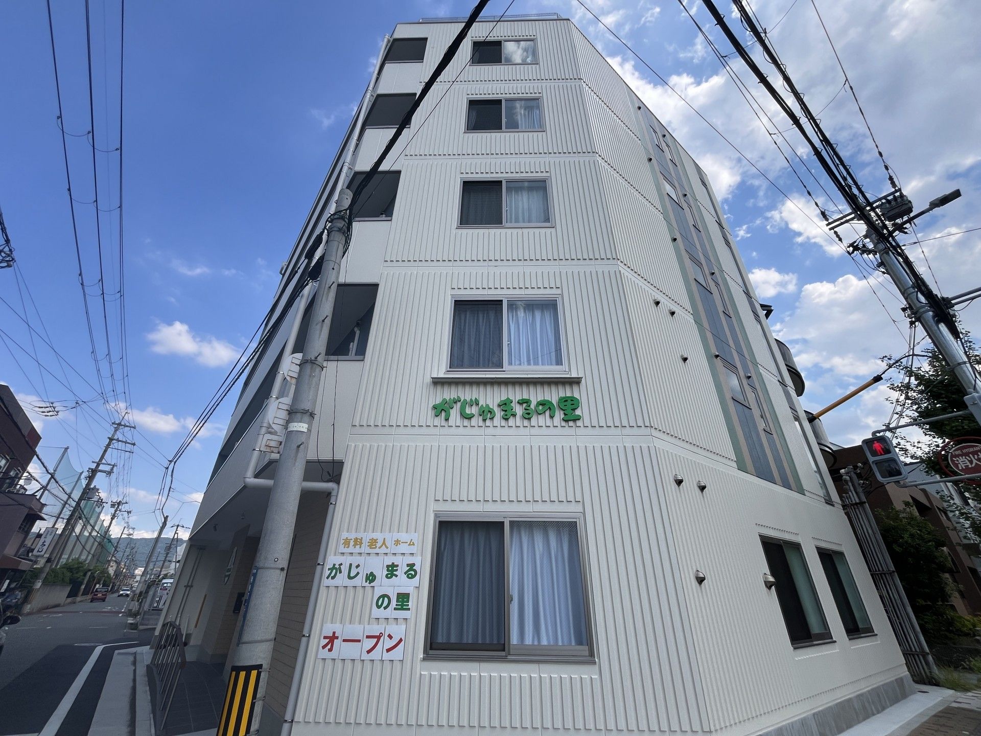 白い外壁の建物