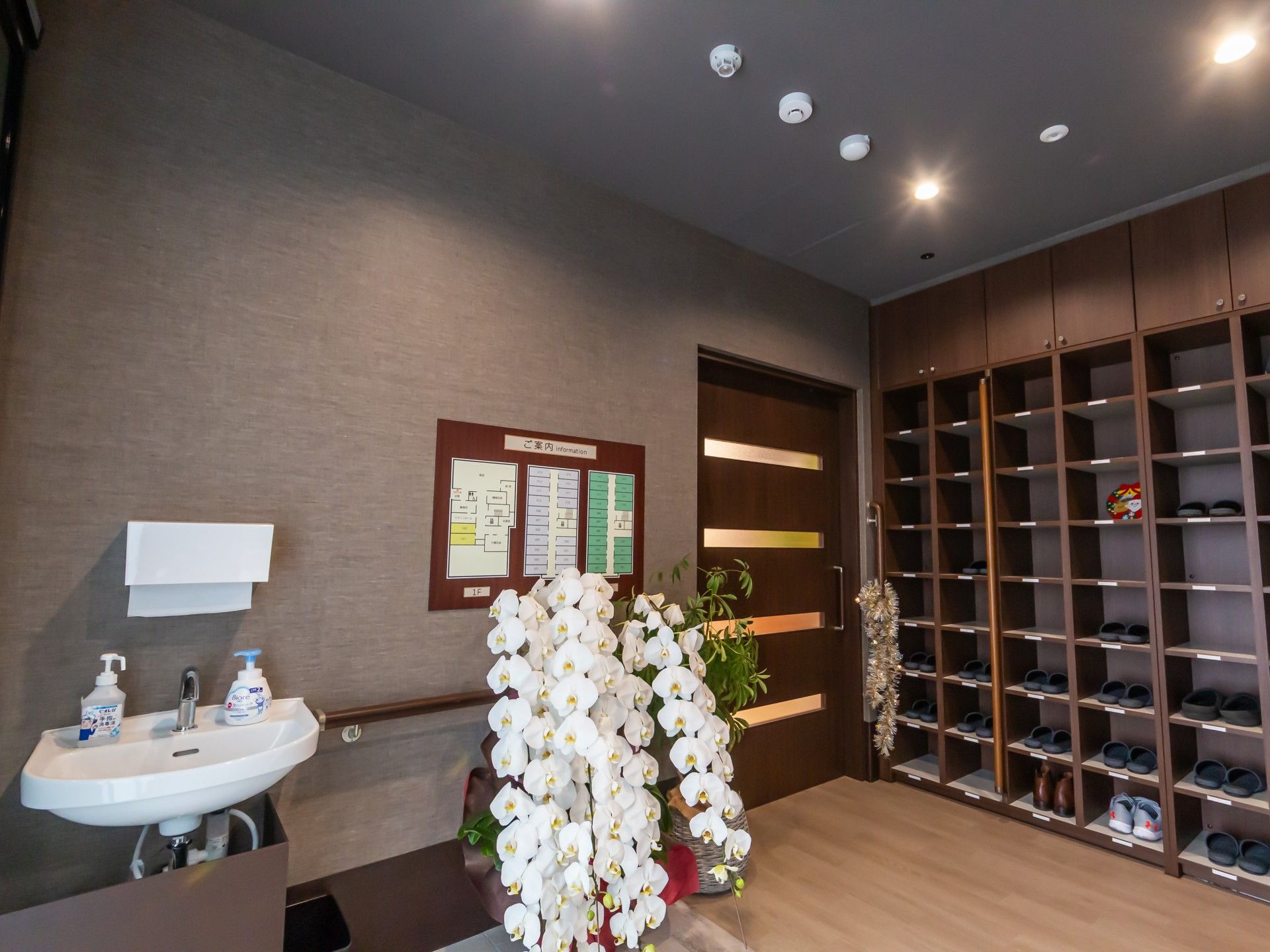 玄関の靴箱と洗面台