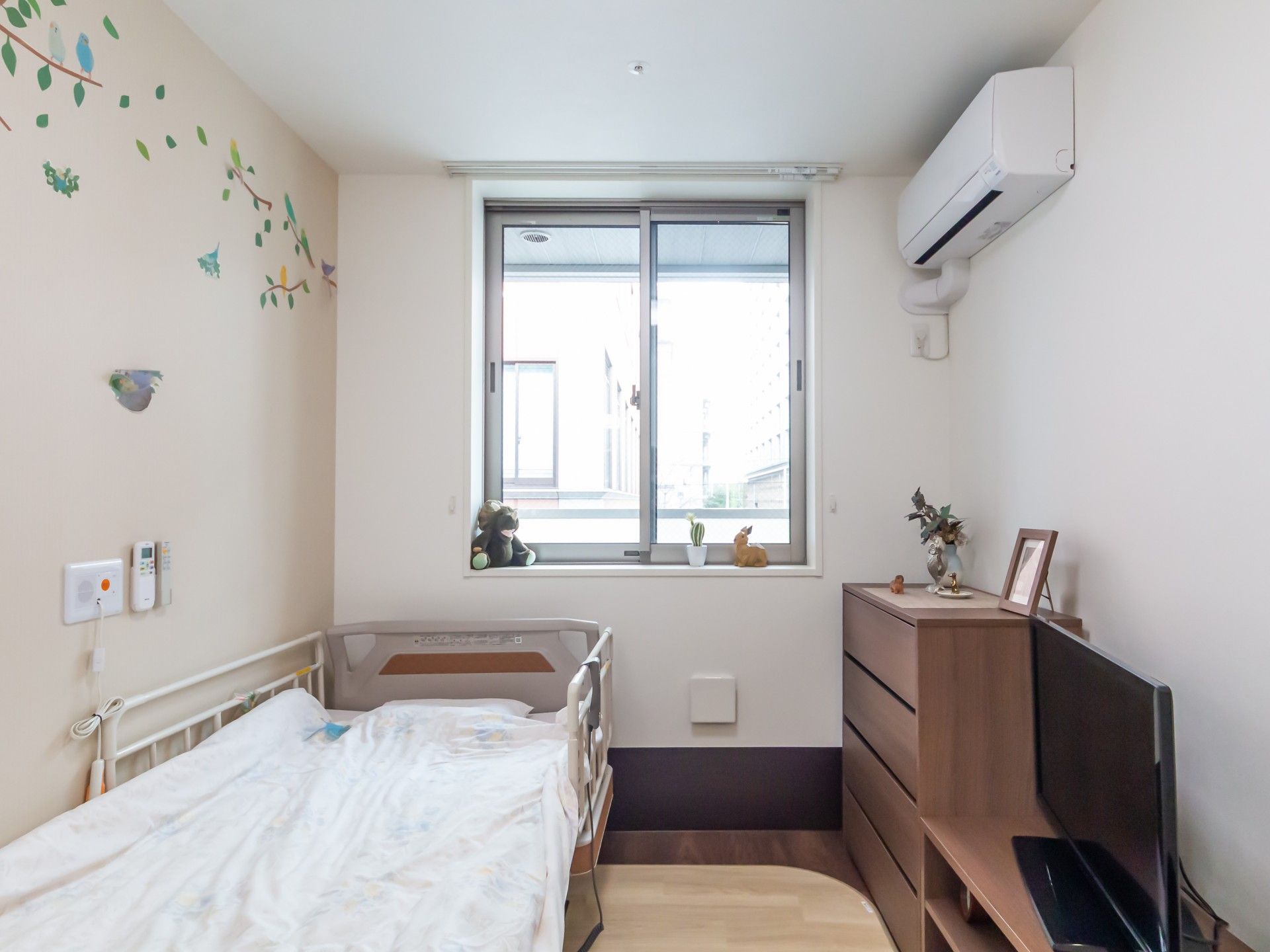 窓際のベッドと家具