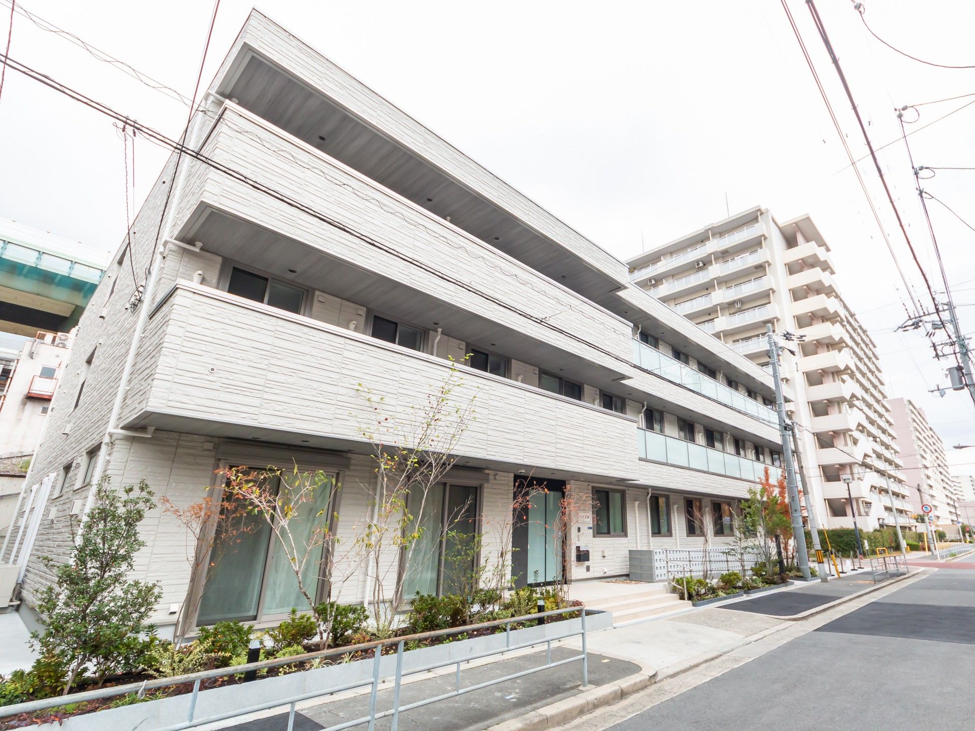 落ち着いた外観の建物