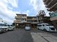 駐車場と建物の外観