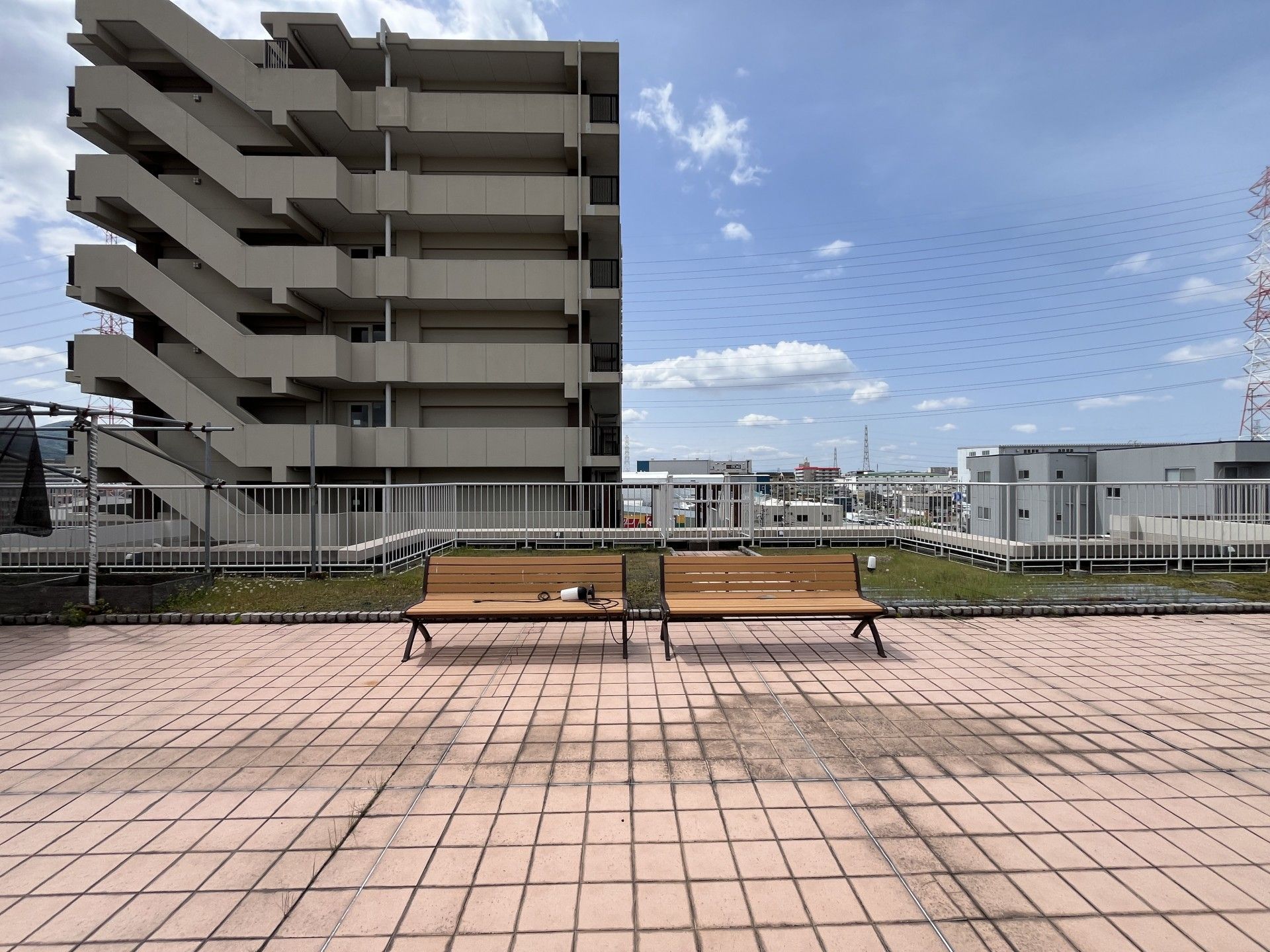 ベンチのある屋上