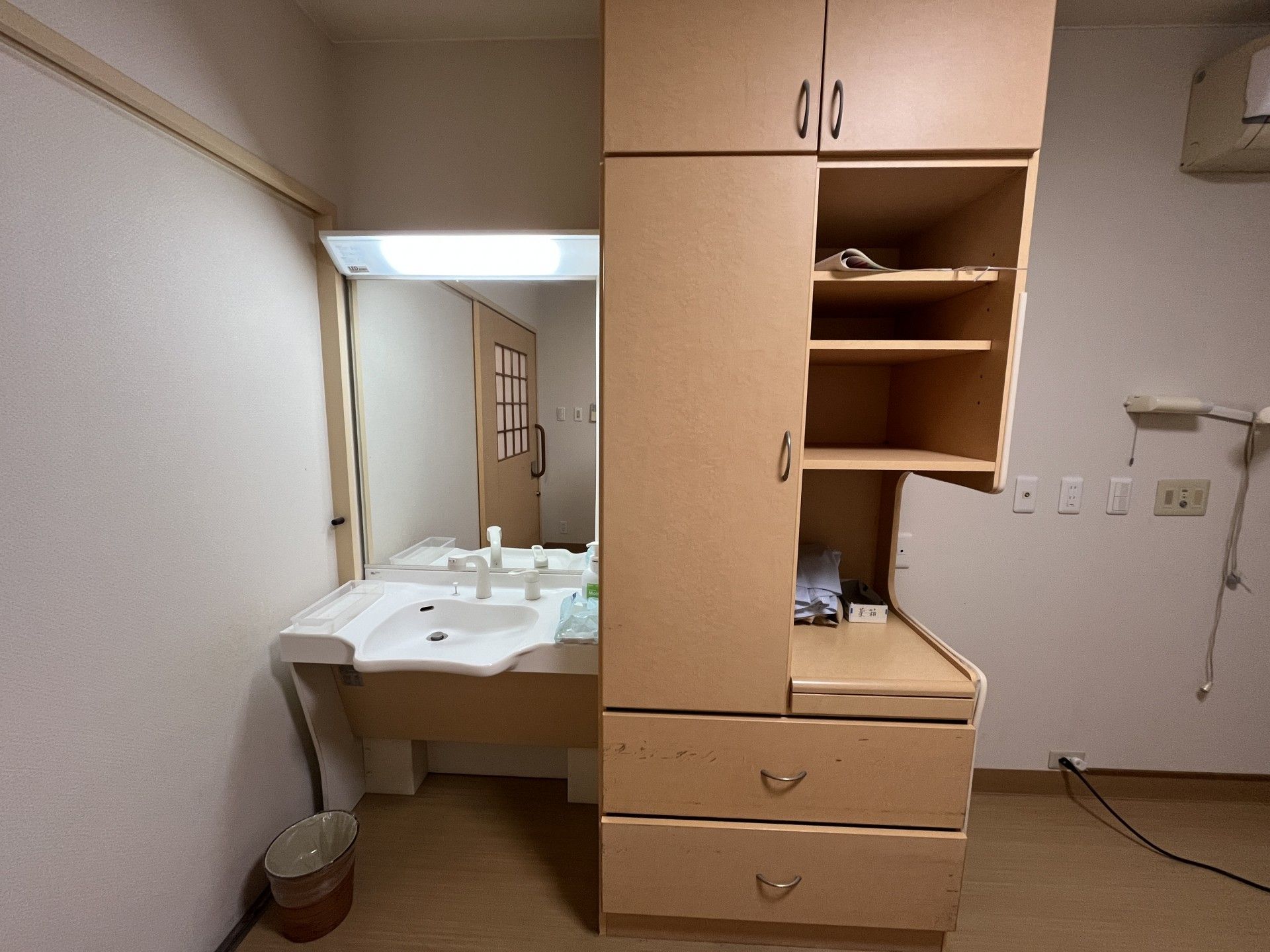 洗面台と収納棚の一角