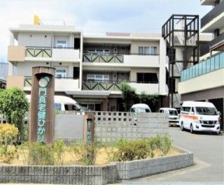 建物の外観と駐車場