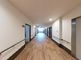 明るく広々とした廊下