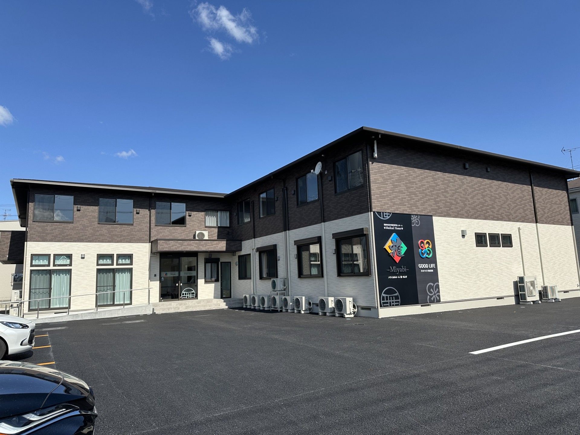 広い駐車場の建物外観