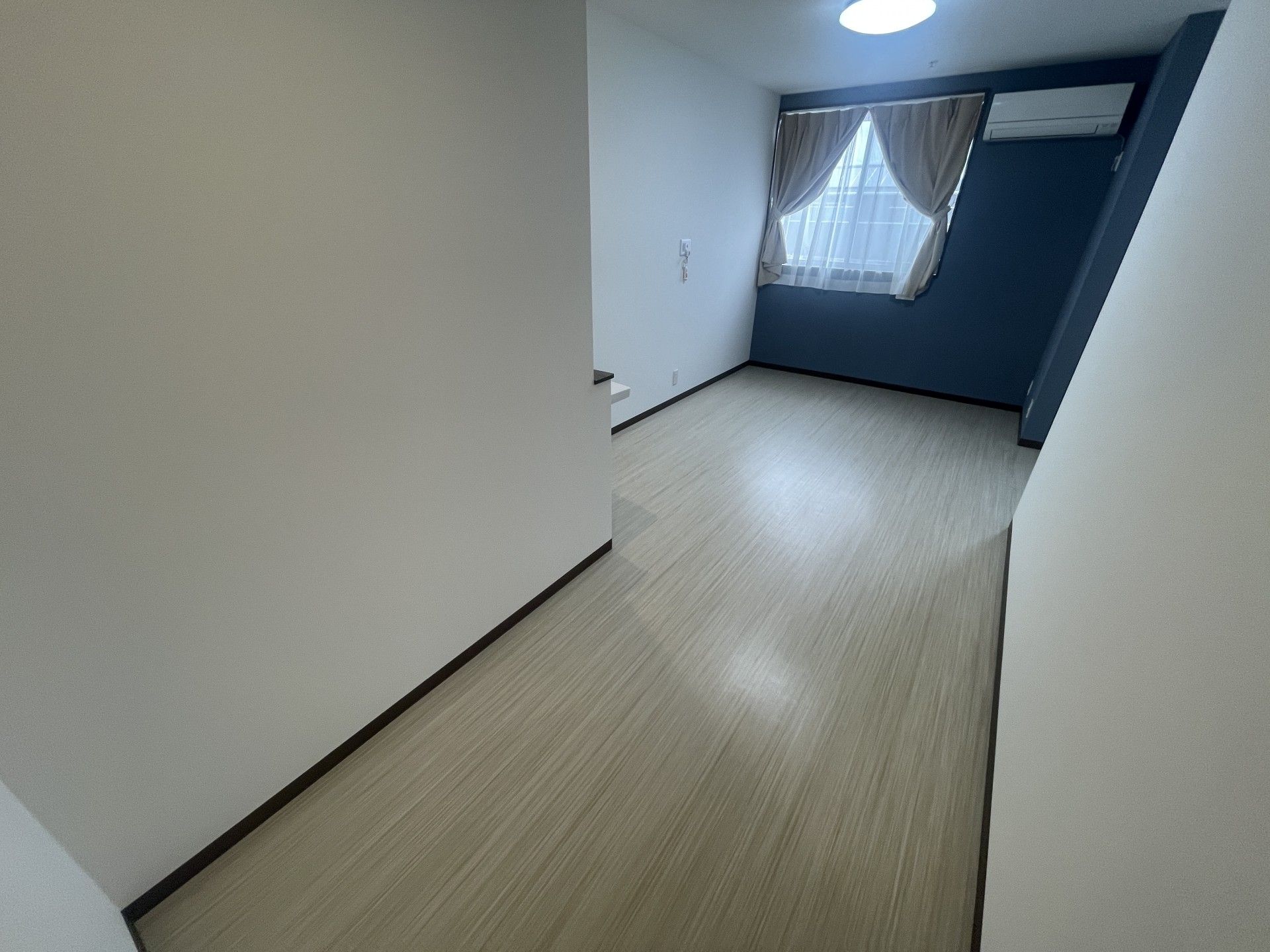 明るい窓辺の部屋