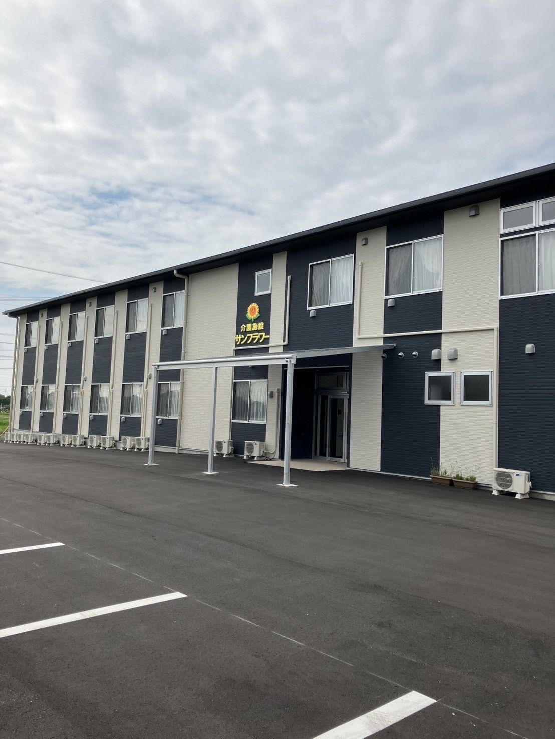 広い駐車場の建物外観