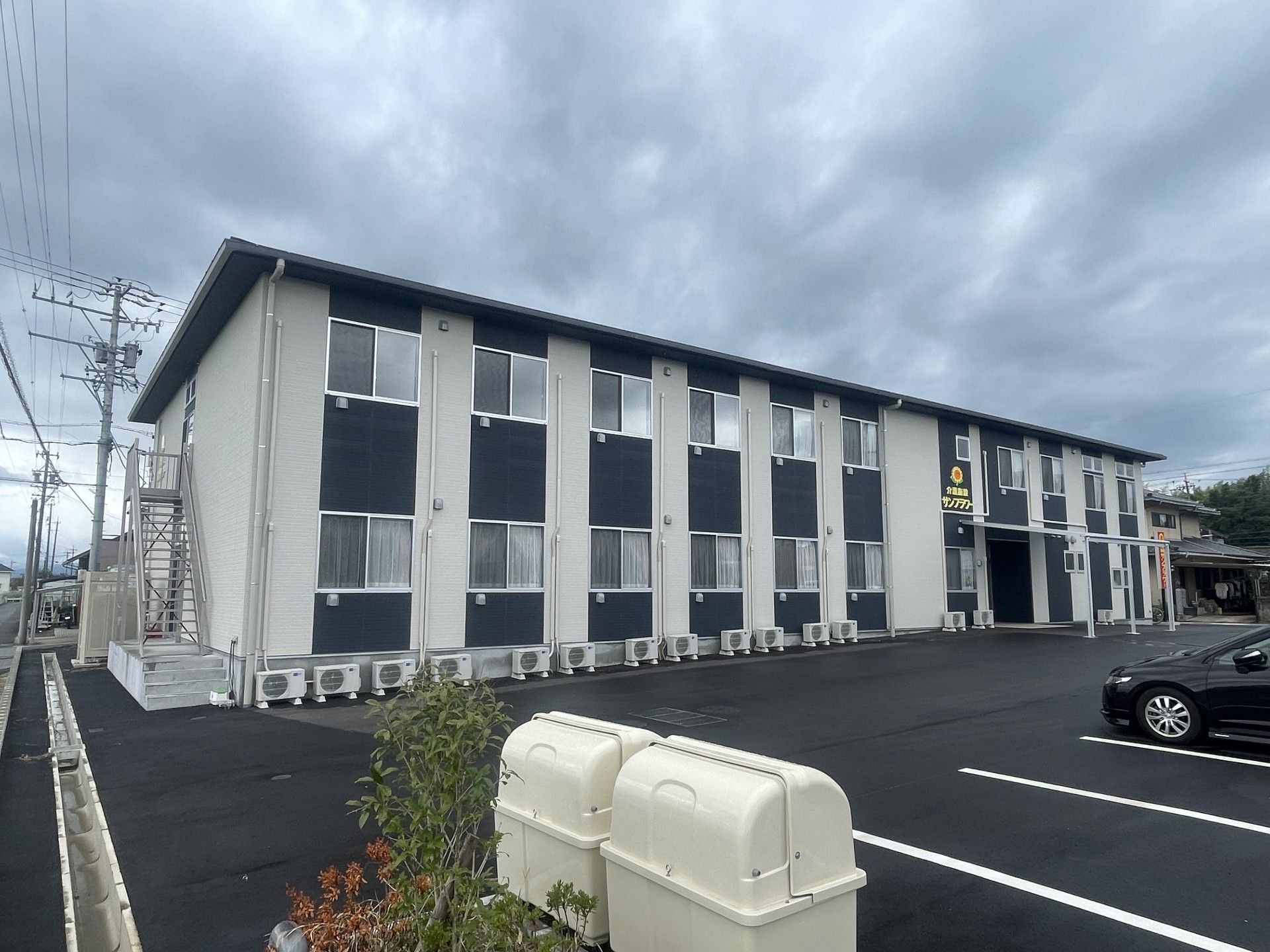 駐車場のある建物外観