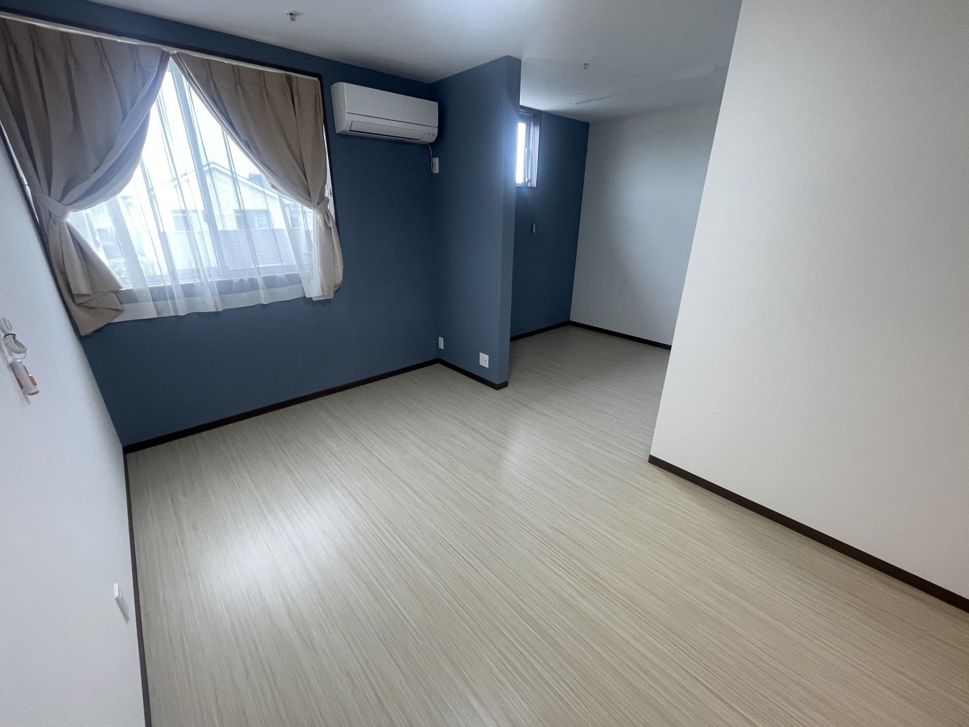 明るい個室の一角