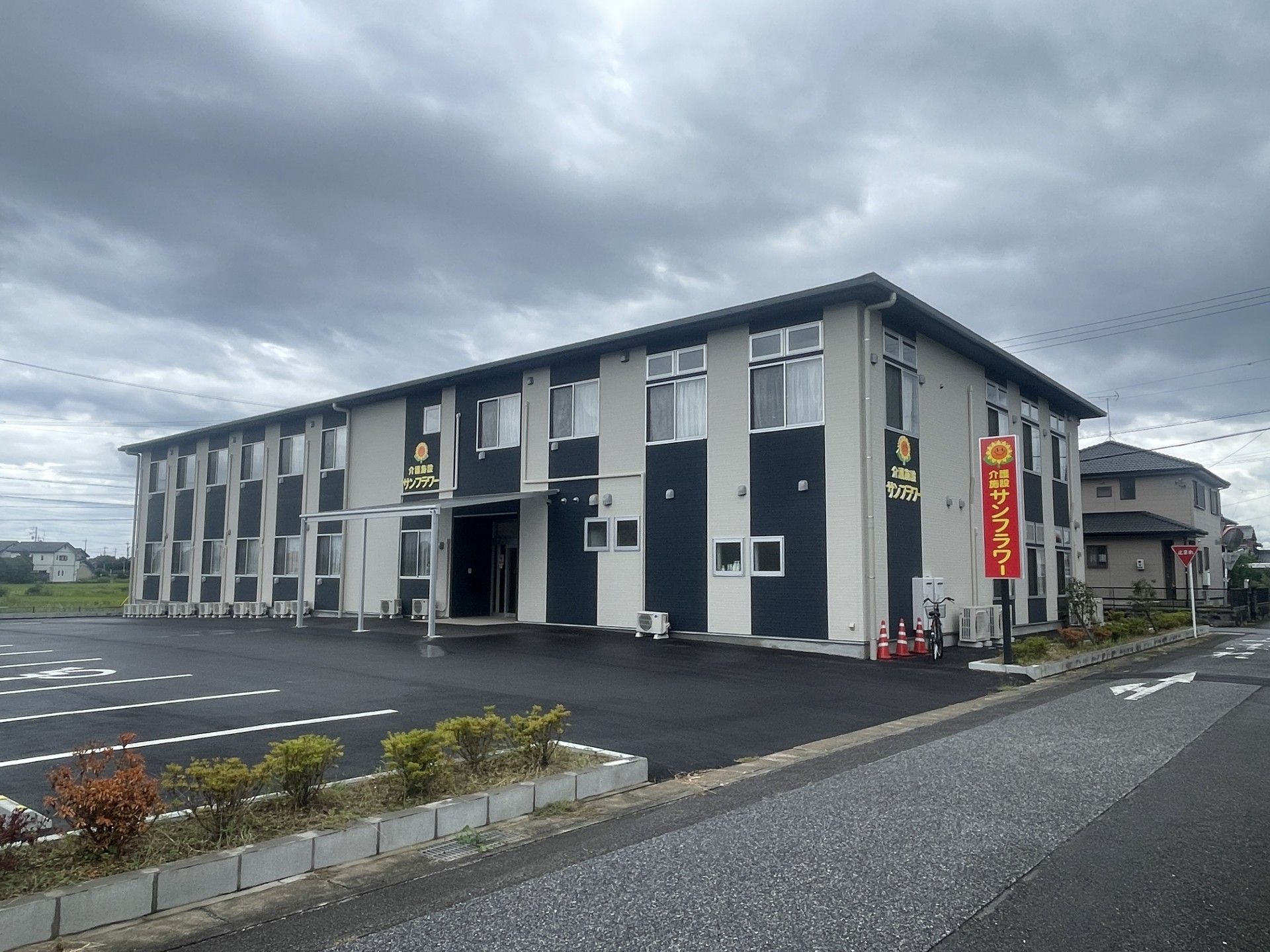 広い駐車場のある建物