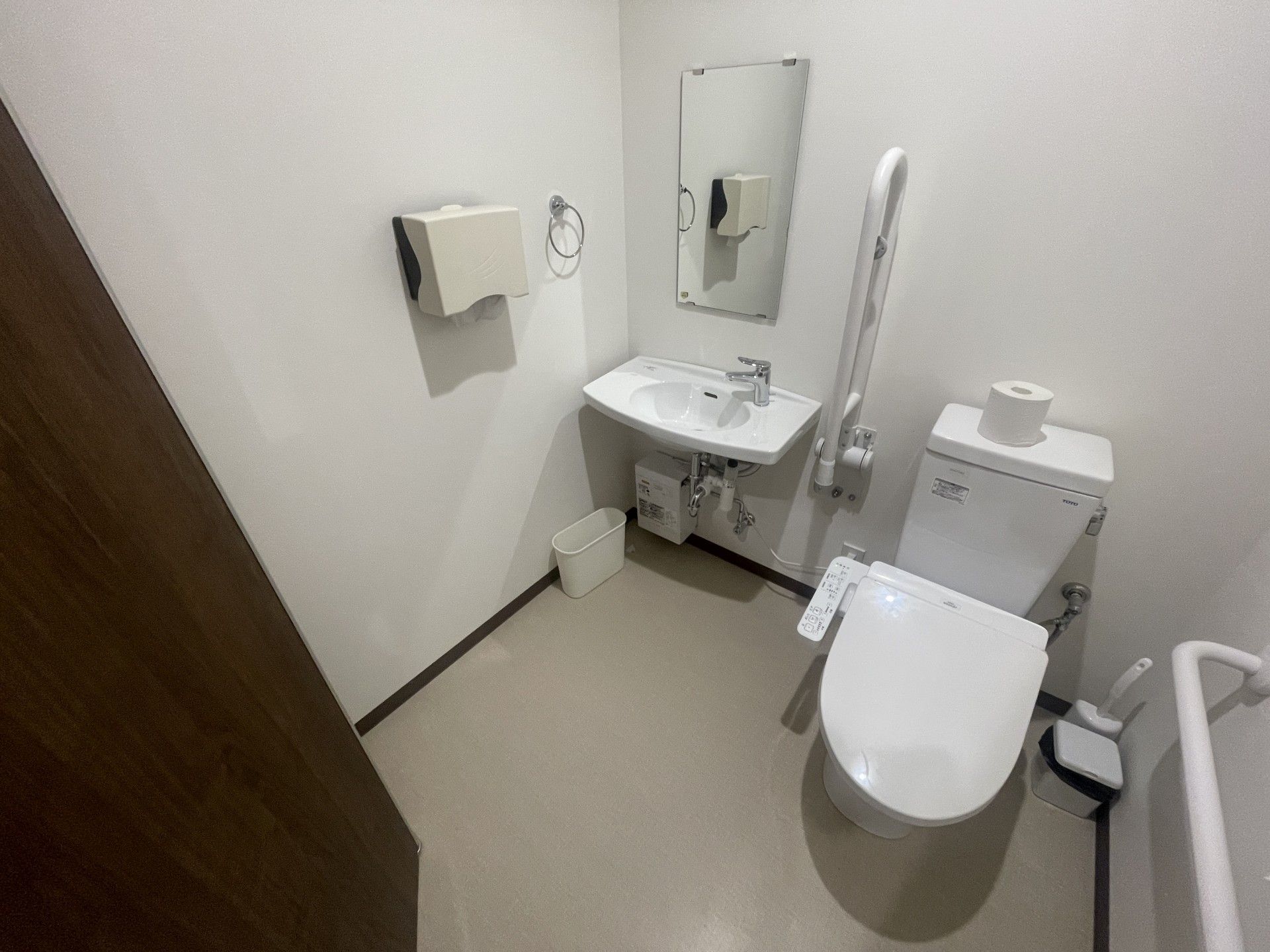 手すり付きの清潔なトイレ