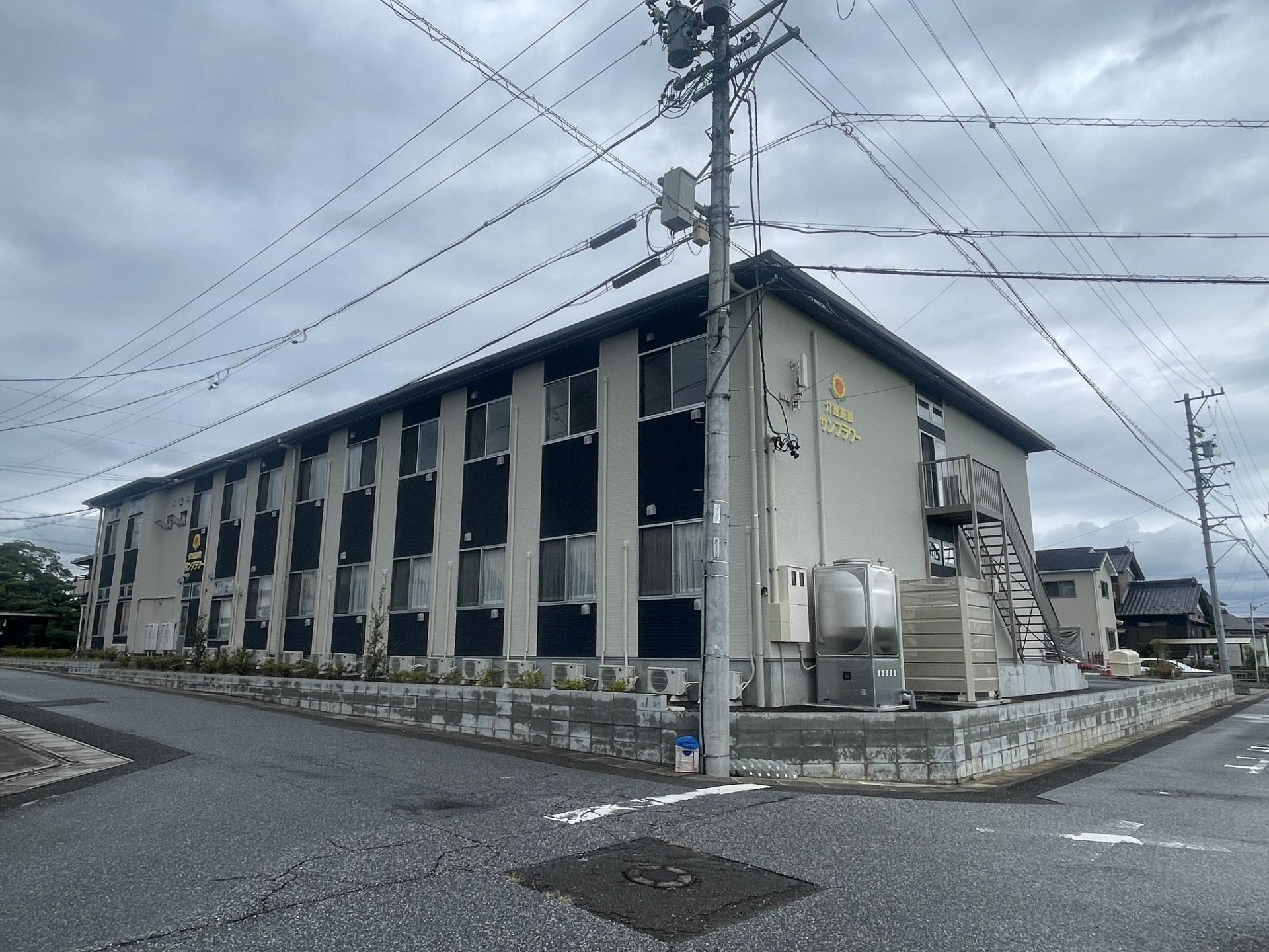 落ち着いた外観の建物