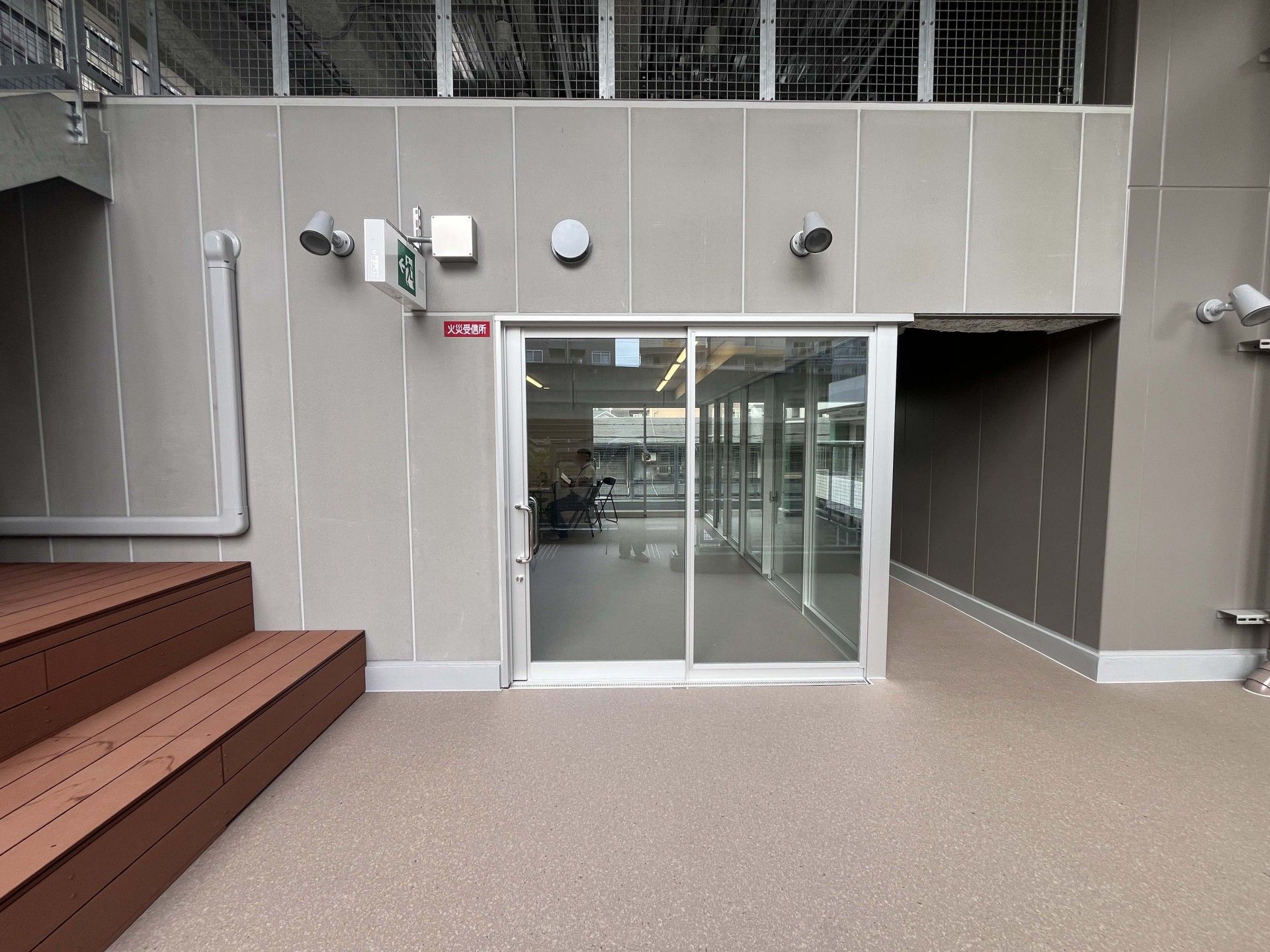 ガラス扉のある出入口