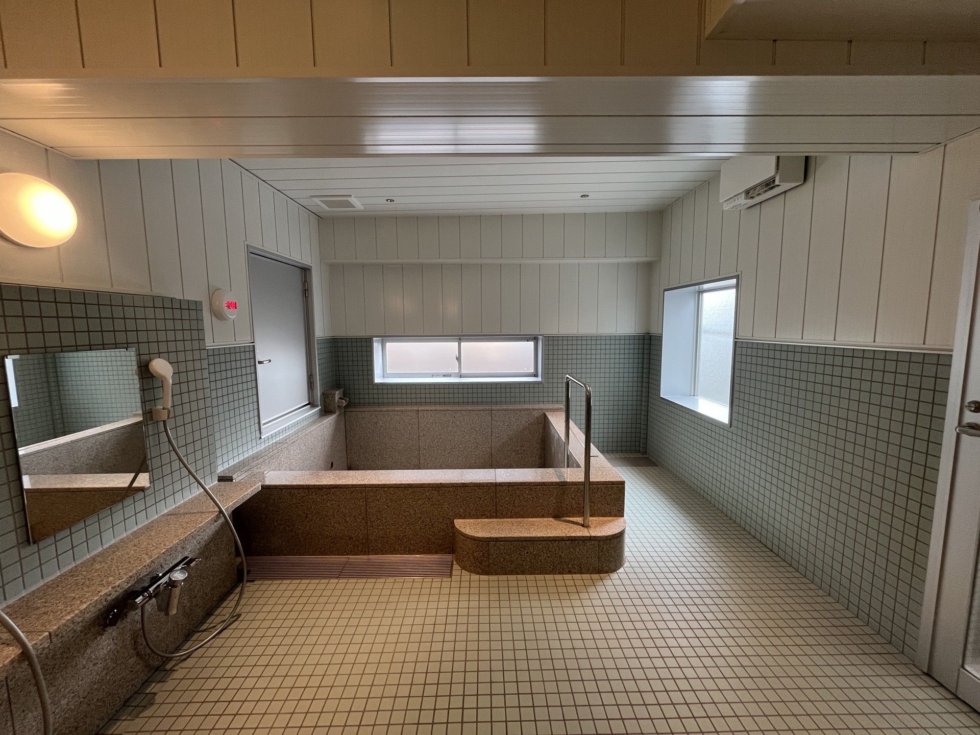 広々とした浴室