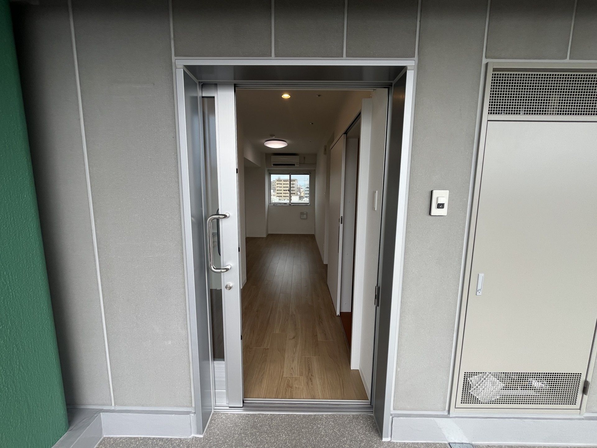 明るい廊下の入口