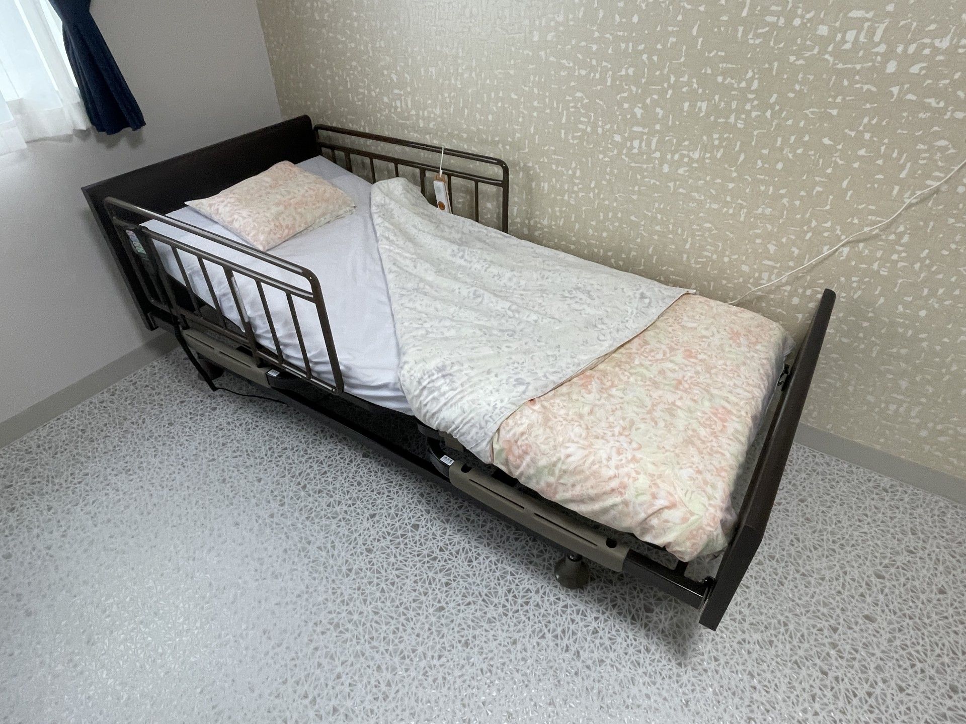シンプルなベッドの部屋