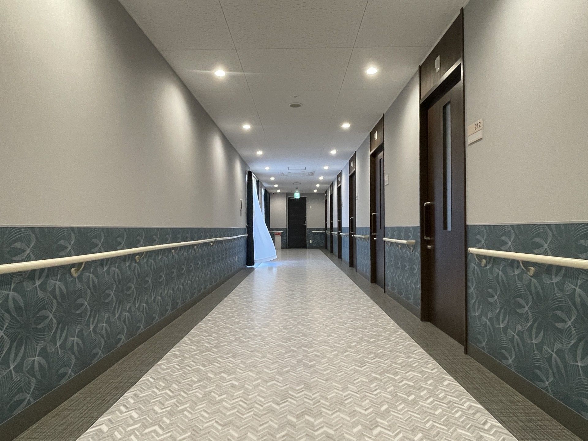 手すり付きの長い廊下