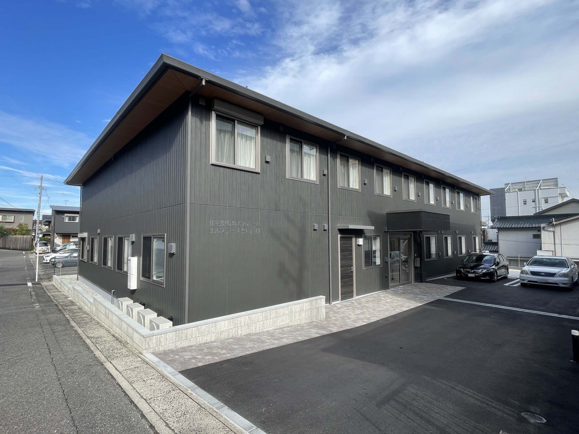 落ち着いた外観の建物