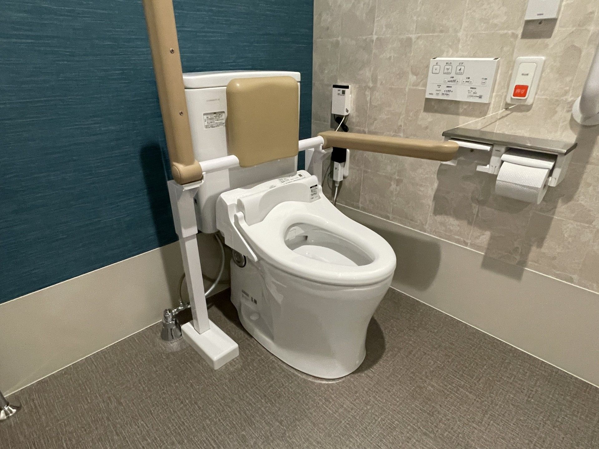 手すり付きのトイレ