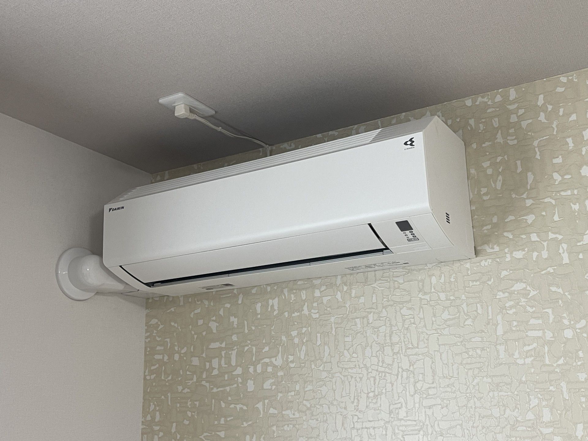 壁に設置された空調設備