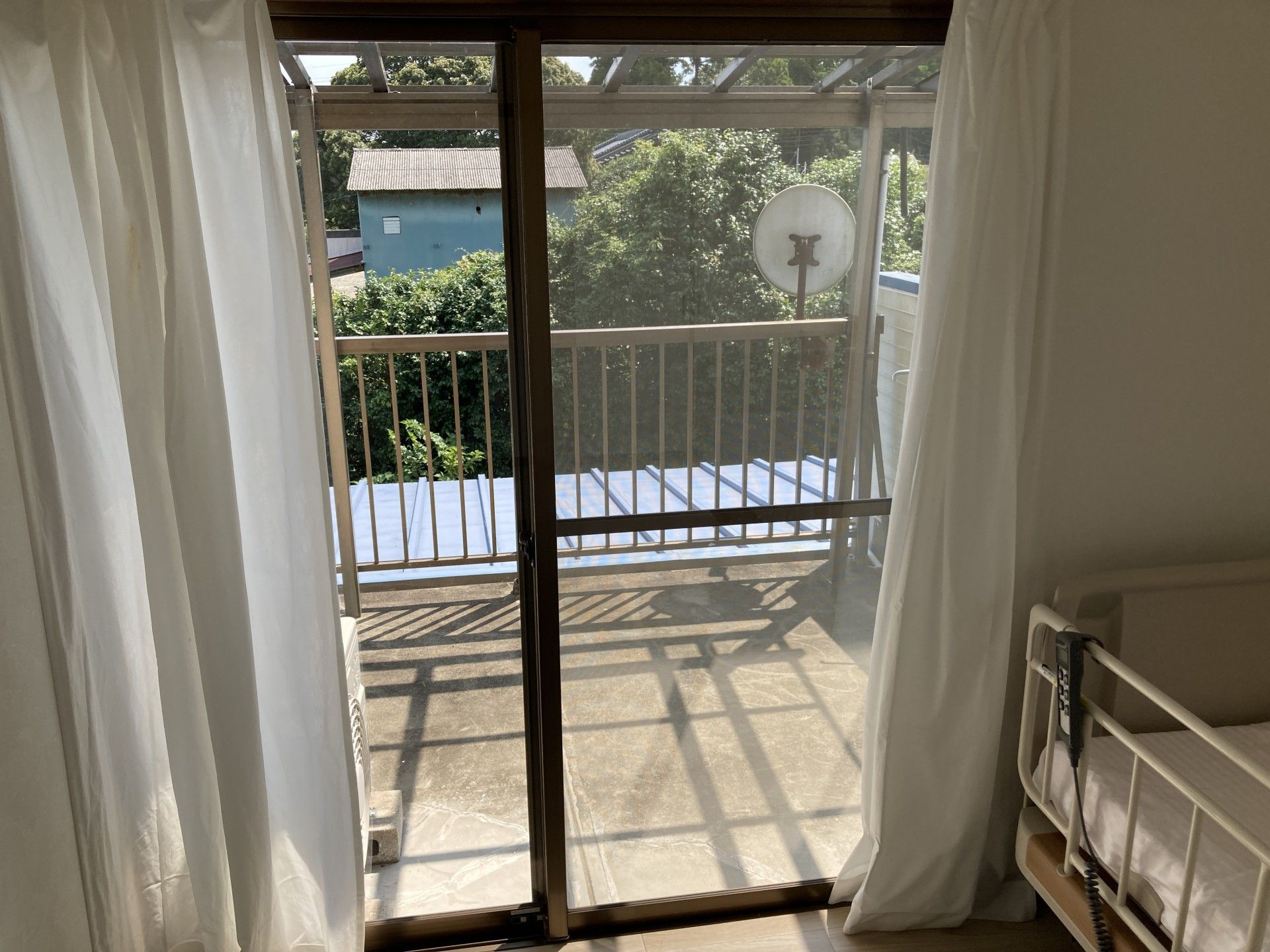 日差しの入るベランダ