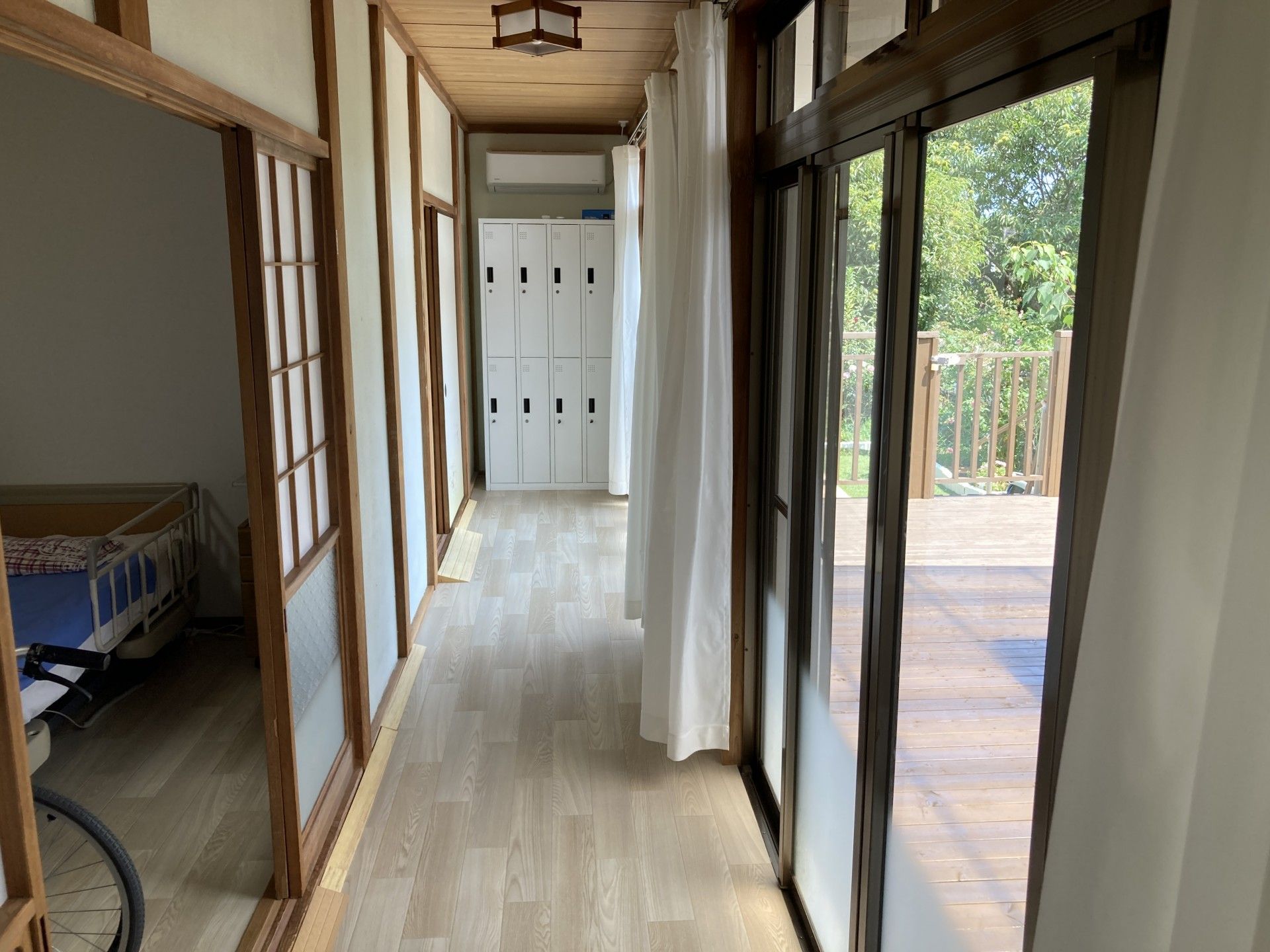 明るい廊下と庭の風景